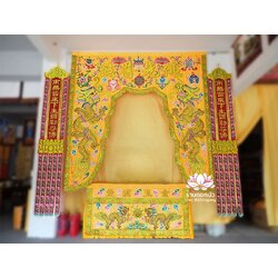 ม่านพระ ม่านหน้าโต๊ะไหว้เจ้า ม่านประตูต้อนรับเทพเจ้า ลายมังกรและสิ่งมงคลทั้งแปด งานปักคุณภาพสูง สั่งทำ Line: @262nguwy