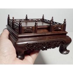 กี๋ ตั่งหรือฐานไม้ สี่เหลี่ยมมีซุ้มรั้ว หน้าท๊อป7.1cm ตัวละ