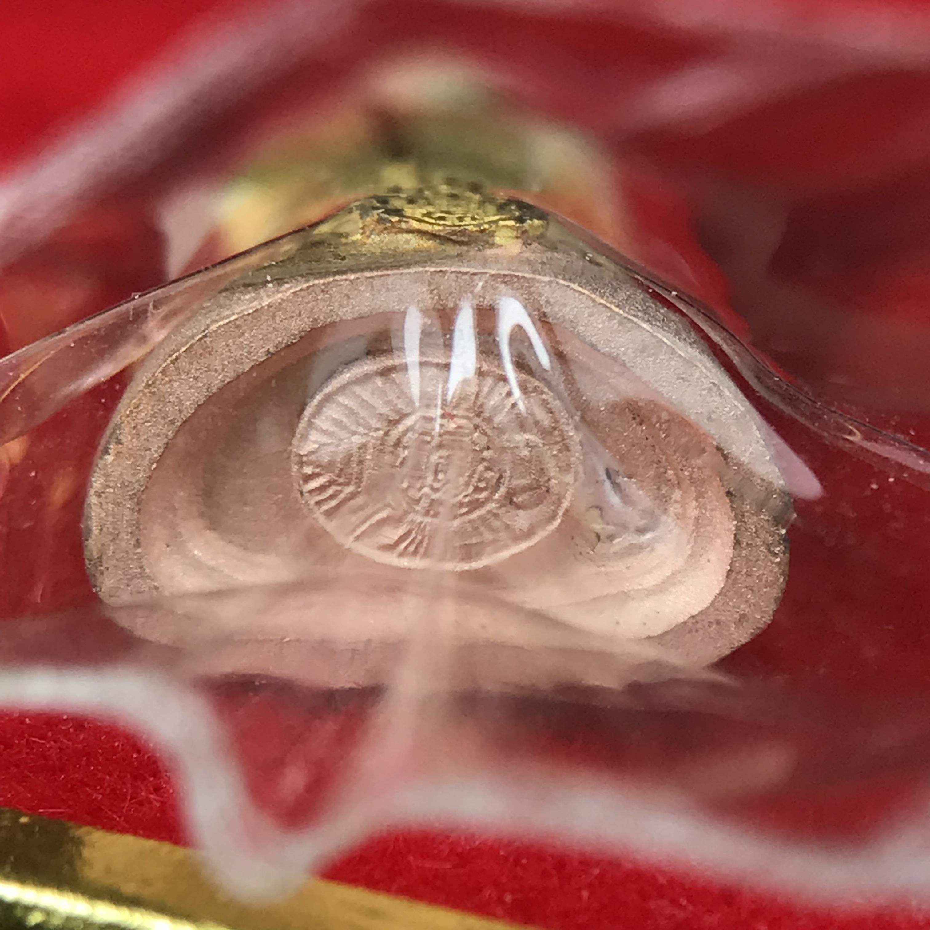 พระชัยวัฒน์พระพุทธนวราชบพิตร ครองสิริราชสมบัติครบ 50 ปี พ.ศ.2540 ขนาดสูง 1.9 ซม. เนื้อเงินสามกษัตริย์(ผิวเดิม)(ซีนซองเดิม) พร้อมกล่องบรรจุเดิมครบสมบูรณ์ 1ใน 9500 องค์(พุทธนวราชบพิตร นิมิตรหมายแห่งความสามัคคี ด้วยไมตรีแห่งองค์พระภูมิพล)