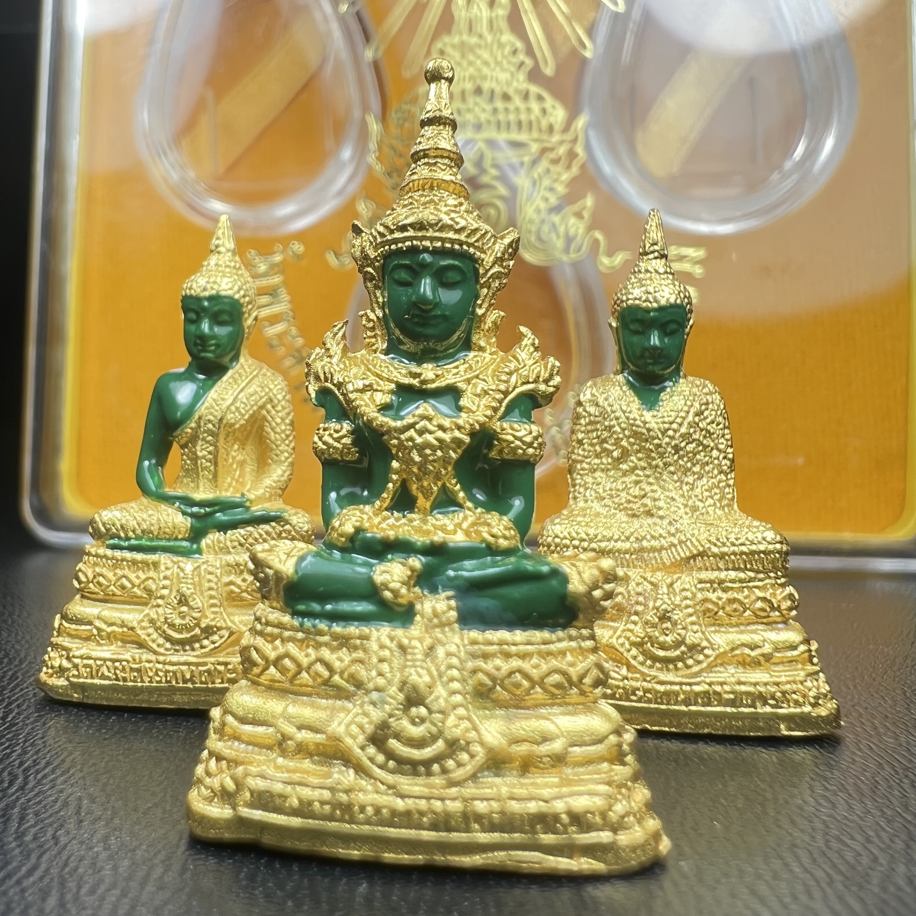 พระพุทธมหามณีรัตนปฏิมากร(พระแก้วมรกต) วัดพระศรีรัตนศาสดาราม สำนักพระราชวัง จัดสร้าง ชุด3 ฤดู ร้อน ฝน หนาว(บรรจุมวลสารใต้ฐาน)