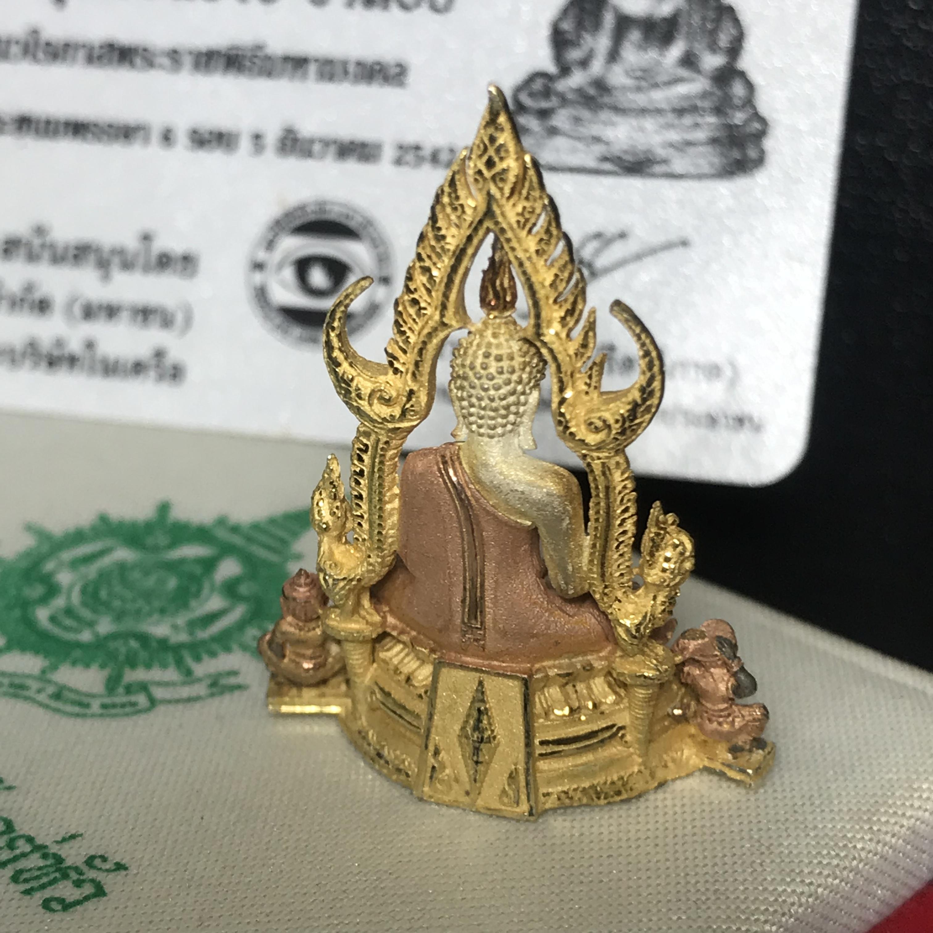 พระพุทธชินราช ภปร. ในวโรกาสพระราชพิธีมหามงคล เฉลิมพระชนมายุ6รอบ 5ธันวาคม2542) เนื้อเงินสามกษัตริย์ พิมพ์ขนาดใหญ่ พร้อมกล่องบรรจุและใบรับรองเดิม