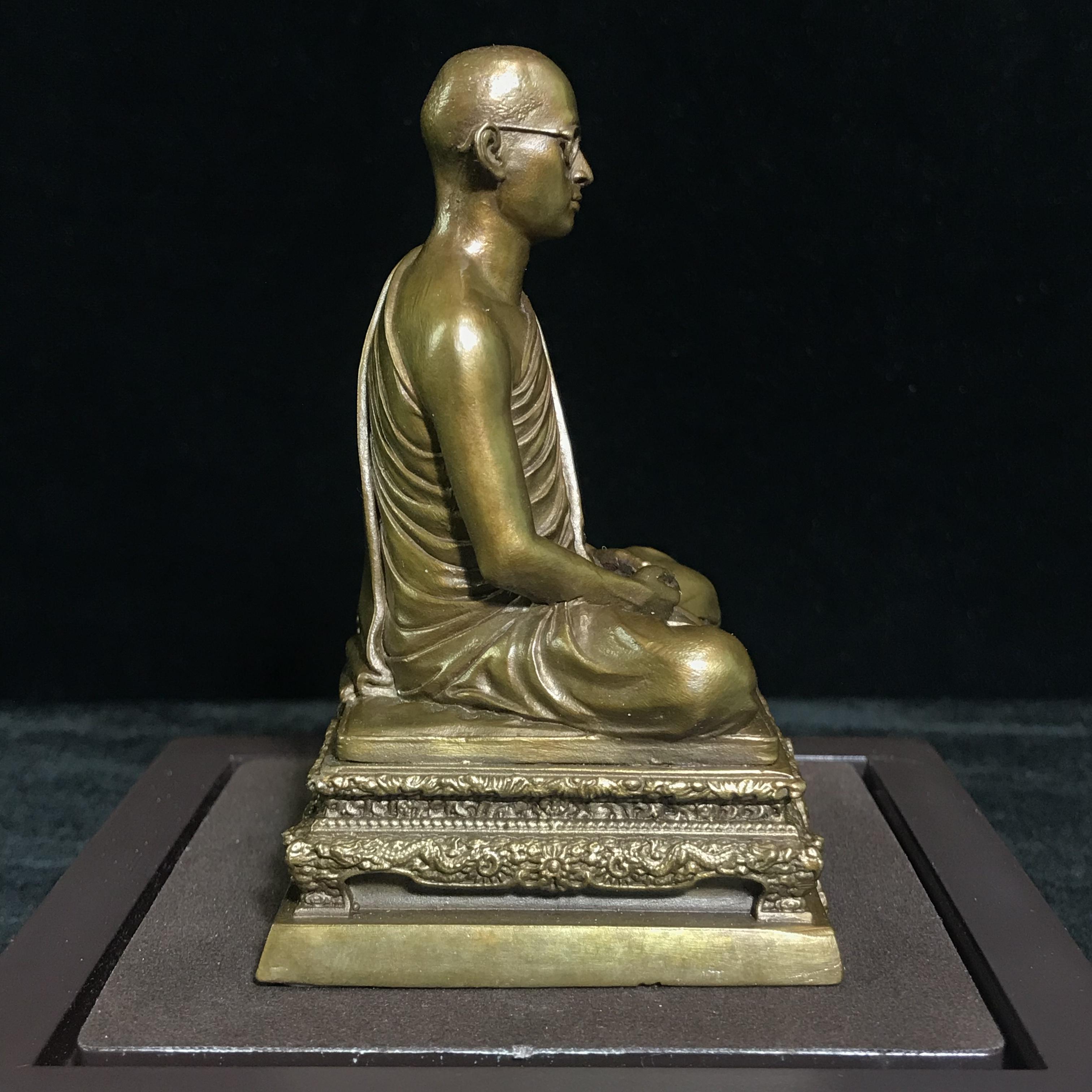 พระบรมรูปพระบาทสมเด็จพระเจ้าอยู่หัวรัชกาลที่9 ทรงผนวช(หน้าตัก2นิ้ว) เนื่องในโอกาสมหามงคลเฉลิมพระชนมพรรษา 7 รอบ 84 พรรษา 5 ธันวาคม 2554 (ใต้ฐานบรรจุผงจิตรลดามหามงคล และเส้นพระเจ้า ร.9)(คัดสภาพสวย แบบนิยม พร้อมครอบเดิม)(หายาก)