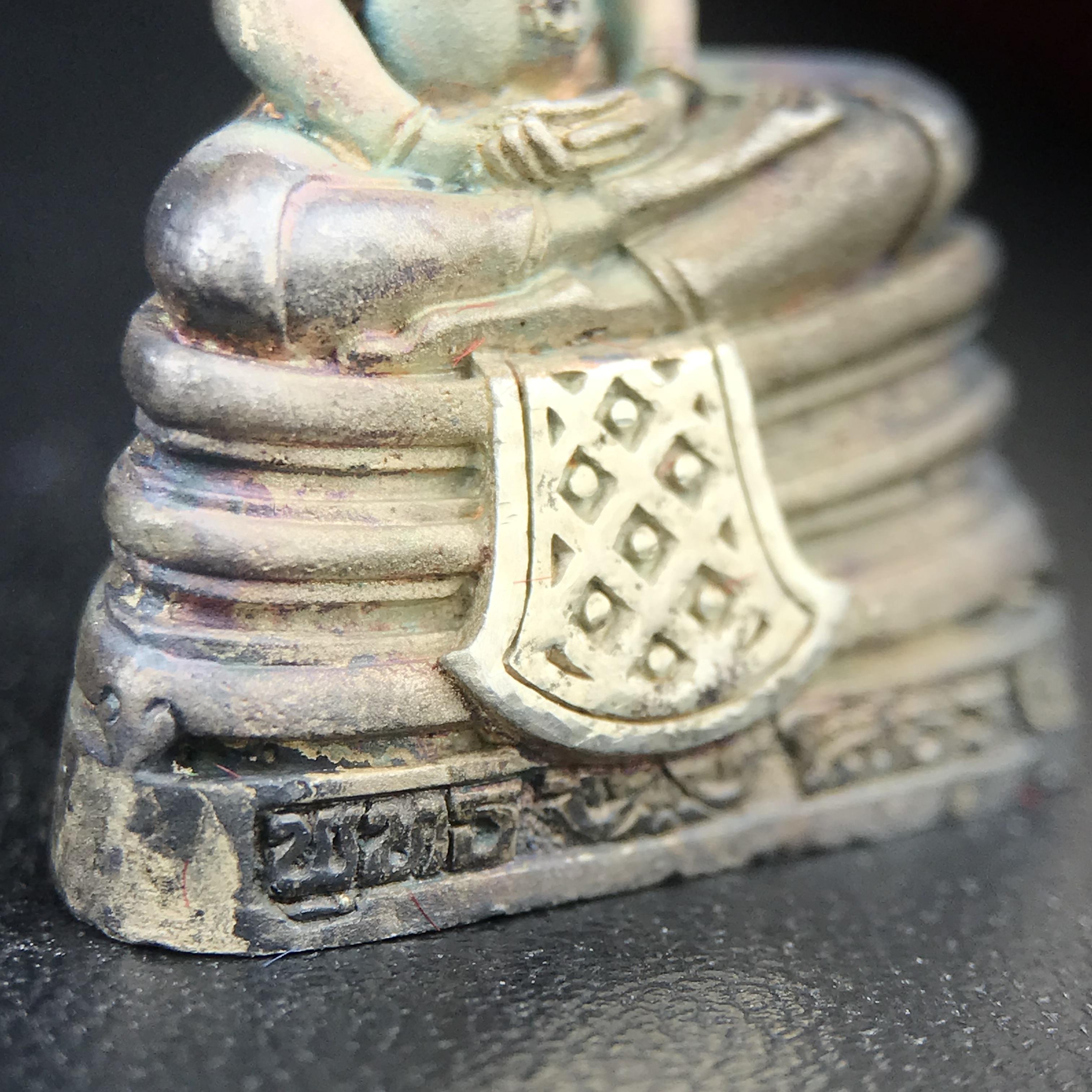 พระพุทธโสธร(หลวงพ่อโสธร) รุ่นสร้างอุโบสถ ปี2539 เนื้อเงินทรายนวลขัดเงาบางส่วน ลอยองค์พิมพ์ใหญ่ สภาพสวยกล่องบรรจุเดิมครบสมบูรณ์(งานแพรนด้า จิวเวลรี่)สวยงดงาม(เนื้อเงินผิวเดิมรุ้งสวยสวย องค์หมายเลขสวย ๒๒๒๒๕)