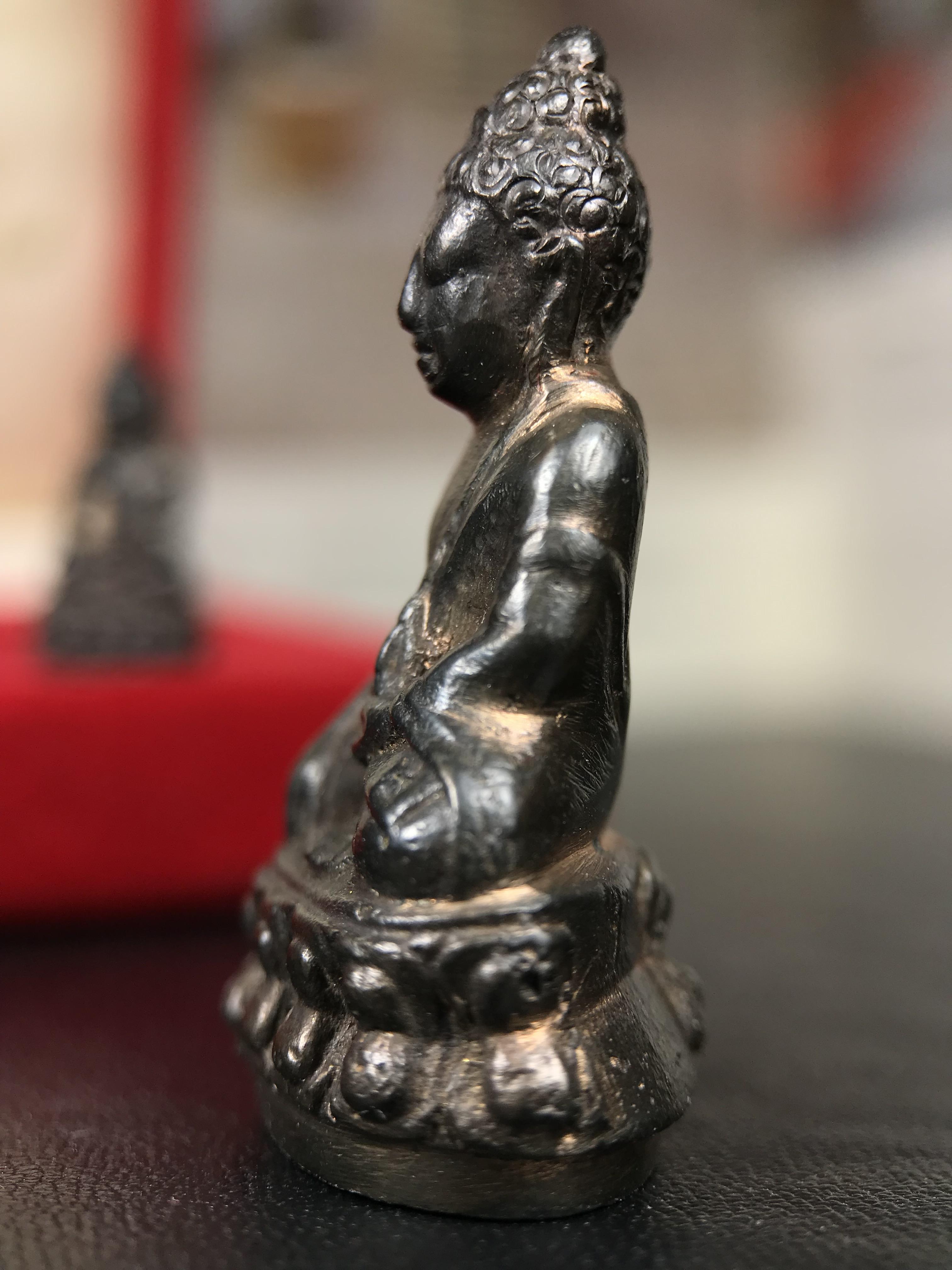 พระกริ่ง-พระชัยวัฒน์ ปวเรศ วัดบวรนิเวศวิหาร ปี 2530 พระบาทสมเด็จพระเจ้าอยู่หัวรัชกาลที่ 9 เจริญพระชนมพรรษา 5 รอบนักษัตริย์(ในหลวง ร.9 เสด็จเททอง)(บรรจุผงจิตรลดาเส้นเกศาในหลวงรัชกาลที่9)พร้อมสูจิบัตรเดิมตอนจัดสร้าง(สภาพสวยครบสมบูรณ์))พิธีใหญ่ รุ่นยอดนิยม