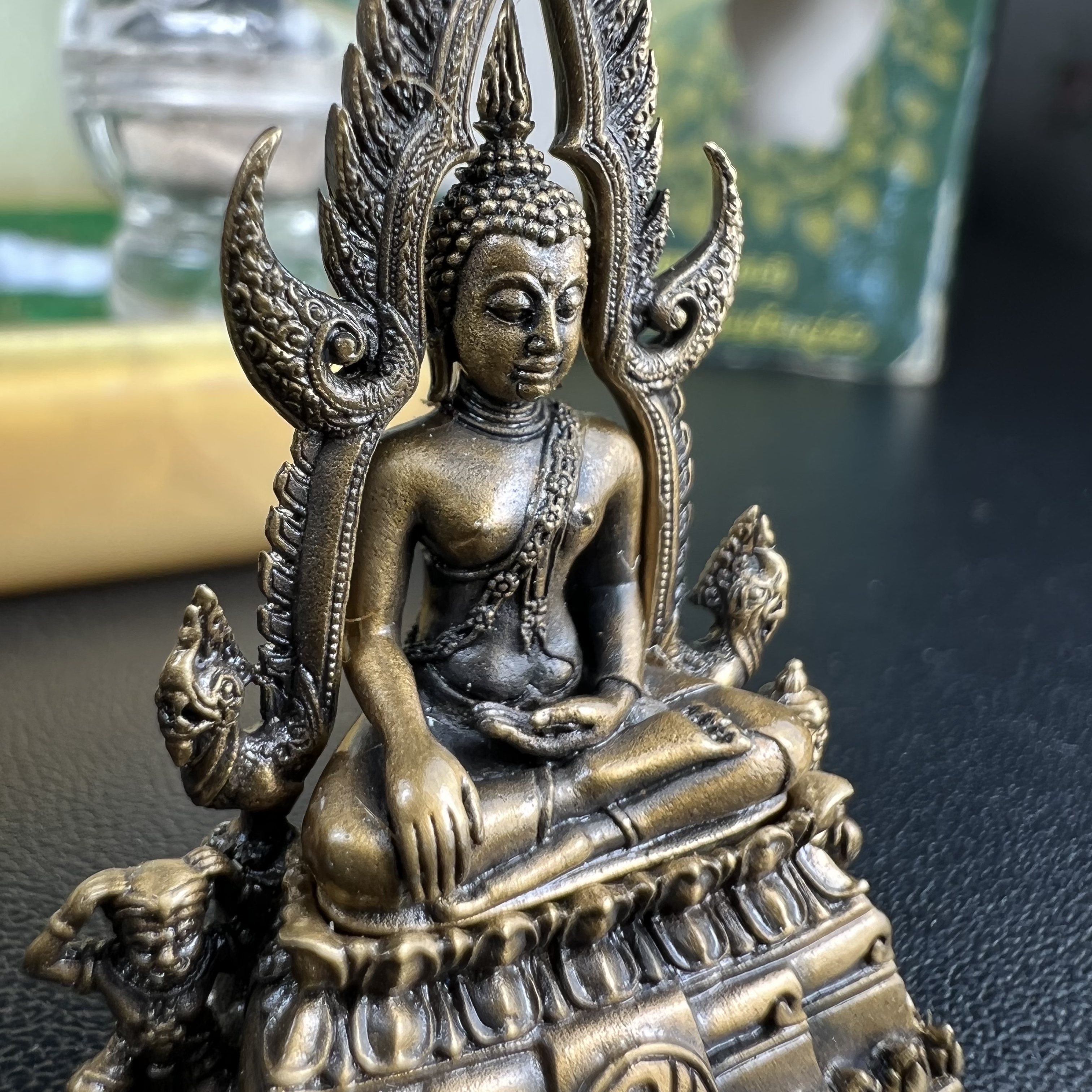 พระพุทธชินราช(จำลอง) ภปร 84 พรรษา เนื้อบรอนซ์รมดำซาติน พิมพ์กลางขนาดหน้าตัก 1/2 นิ้ว )(พระราชทานมวลสาร จิตรลดาและเส้นพระเจ้า(เส้นผม)รัชกาลที่9)