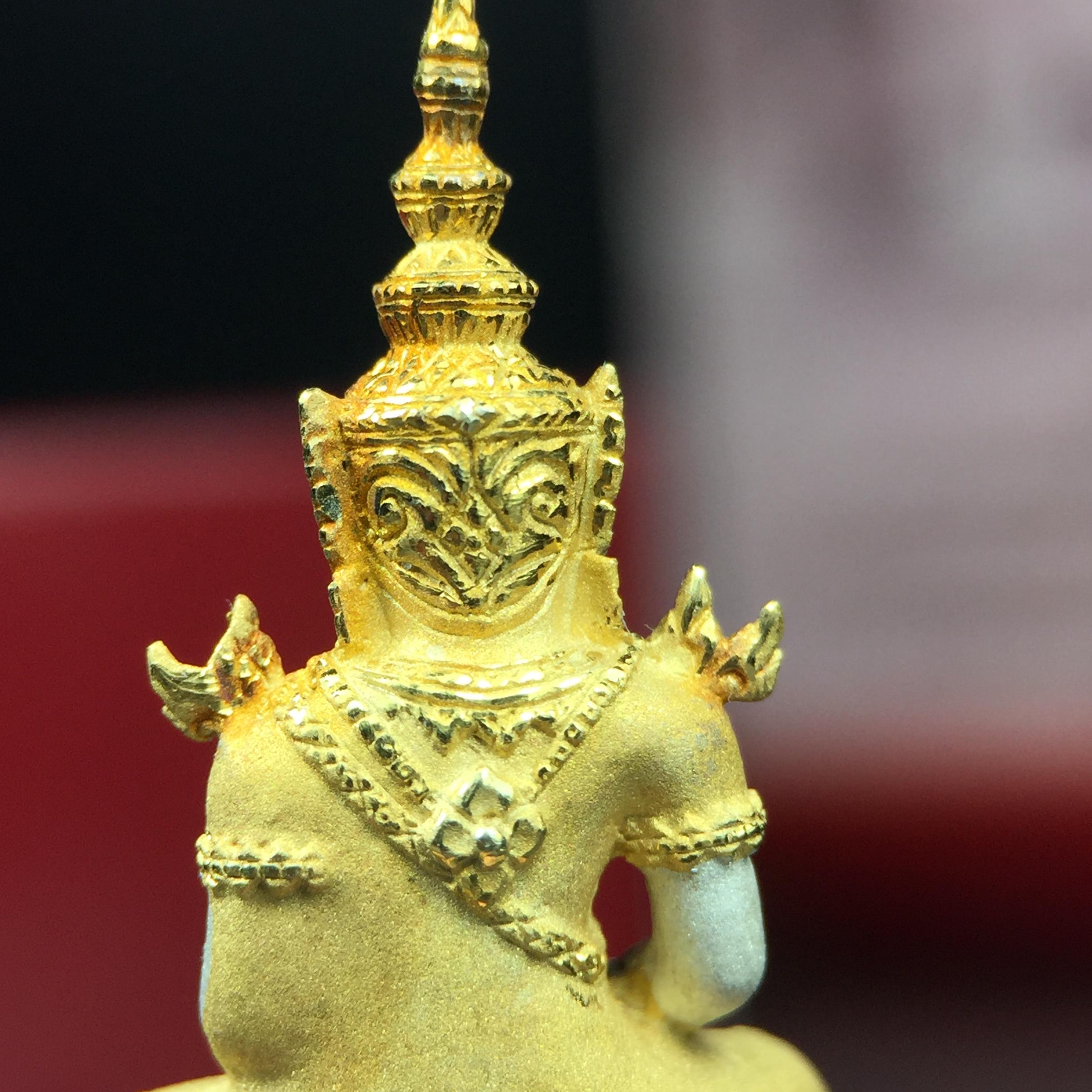 พระแก้วมรกต ภปร.(รุ่นแรก) ปี2545 รุ่นฉลองกรุงรัตนโกสินทร์ครบ 220 ปี พิมพ์ลอยองค์ใหญ่ เนื้อเงินบริสุทธิ์ 92.5% (สามกษัตริย์) ขนาด 19*35 มม. พร้อมกล่องบรรจุดิม สวยครบสมบูรณ์