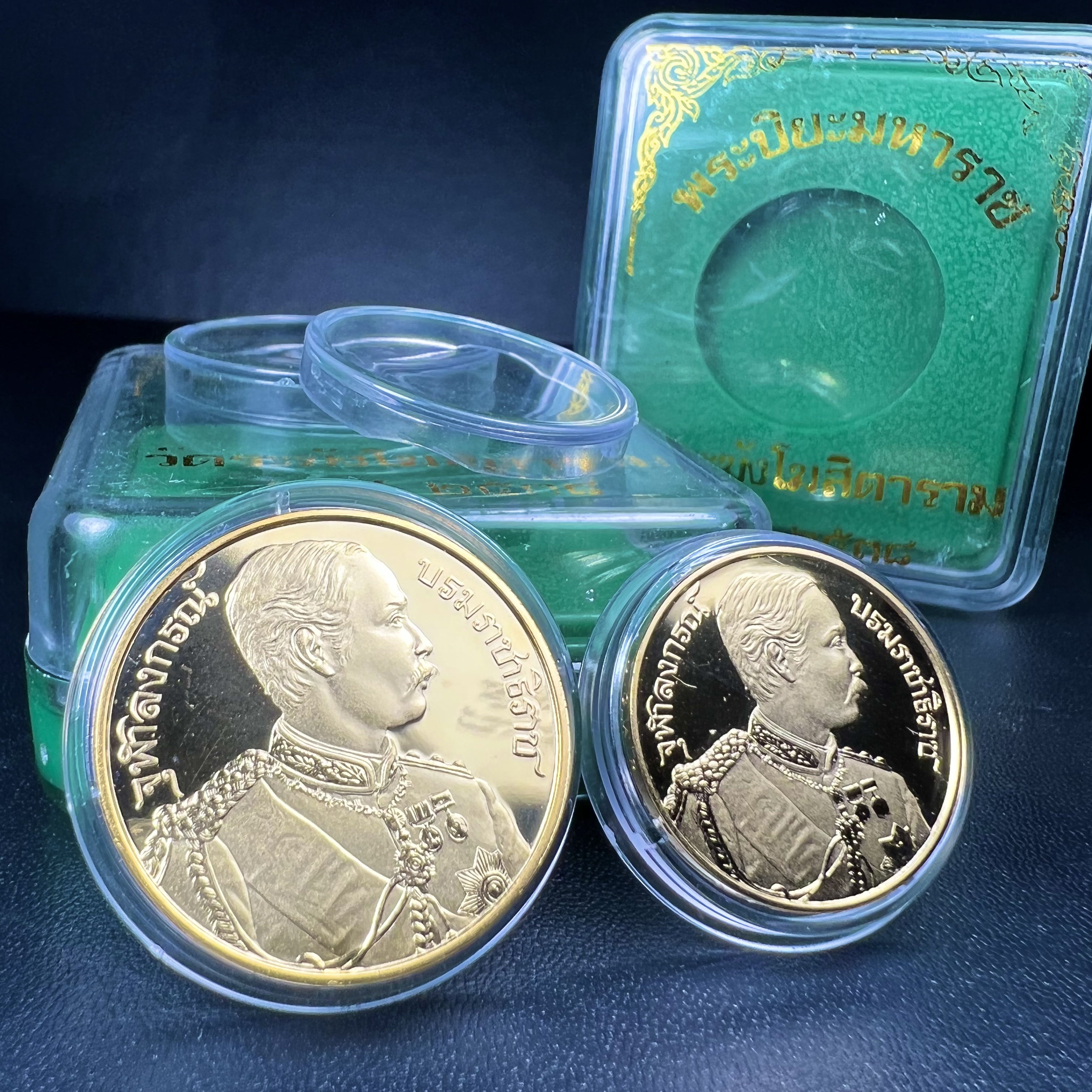 เหรียญเสด็จพ่อ ร.5 พระปิยมหาราช รุ่นบูรณะโบสถ์ พิธีมหาพุทธาภิเษก ณ พระวิหารวัดระฆังโฆสิตาราม ปี2538 เนื้อทองแดงบริสุทธิ์ชุบทองไมครอนขัดเงาสามมิติ(พิมพ์ใหญ่+พิมพ์เล็ก)ผลิตโดยโรงกษาปณ์ ประเทศ ฮังการี ( HUNGARIAN MINT)สภาพสวยดุจทองคำ ผิวกระจก บล็อกนอกสวยงาม