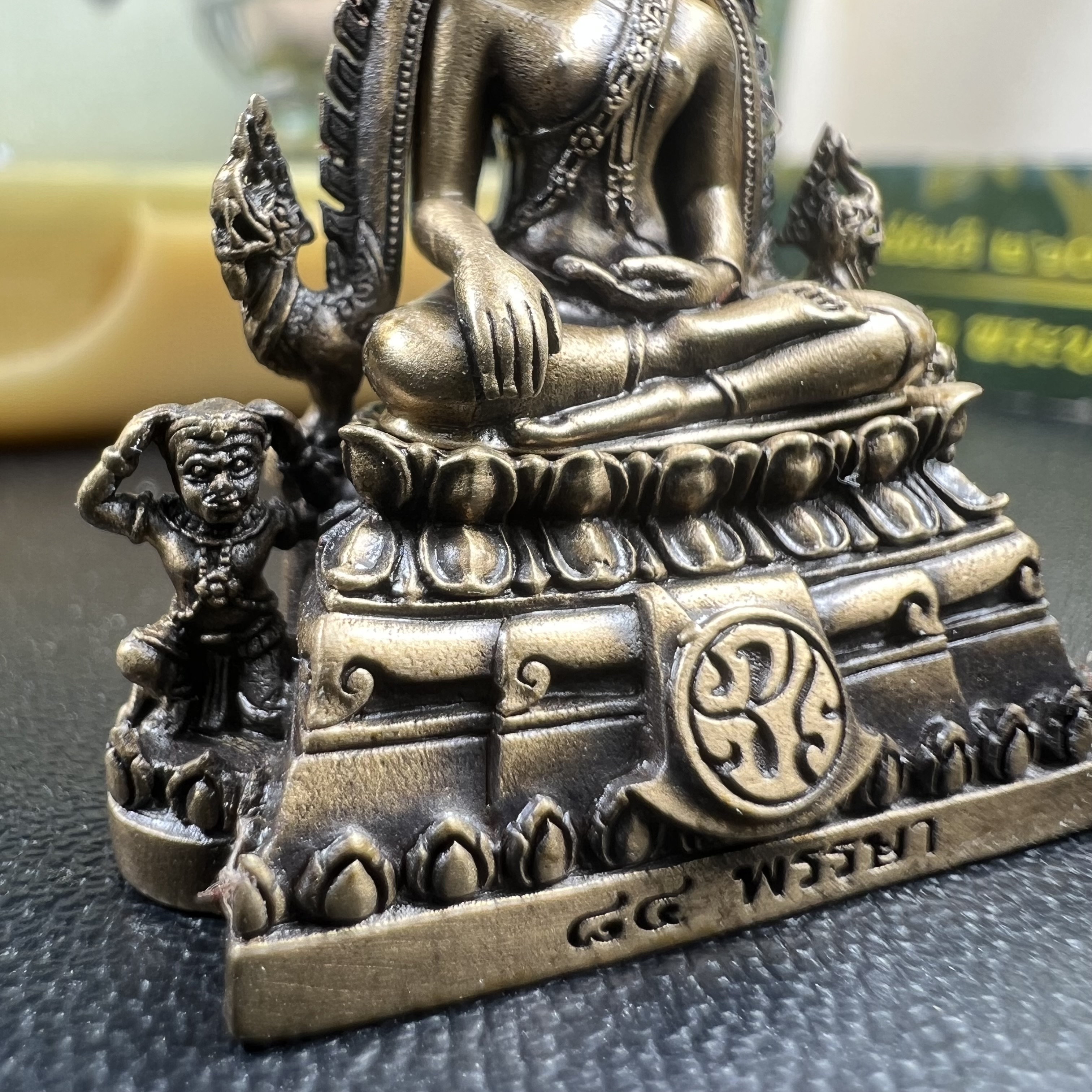 พระพุทธชินราช(จำลอง) ภปร. 84 พรรษา ปี 2554 เนื้อบรอนซ์รมดำซาติน พิมพ์กลางขนาดหน้าตัก 1/2 นิ้ว(พระราชทานมวลสาร จิตรลดาและเส้นพระเจ้า(เส้นผม)รัชกาลที่9)พุทธศิลป์ทรงคุณค่าอีกหนึ่งรุ่นยอดนิยม