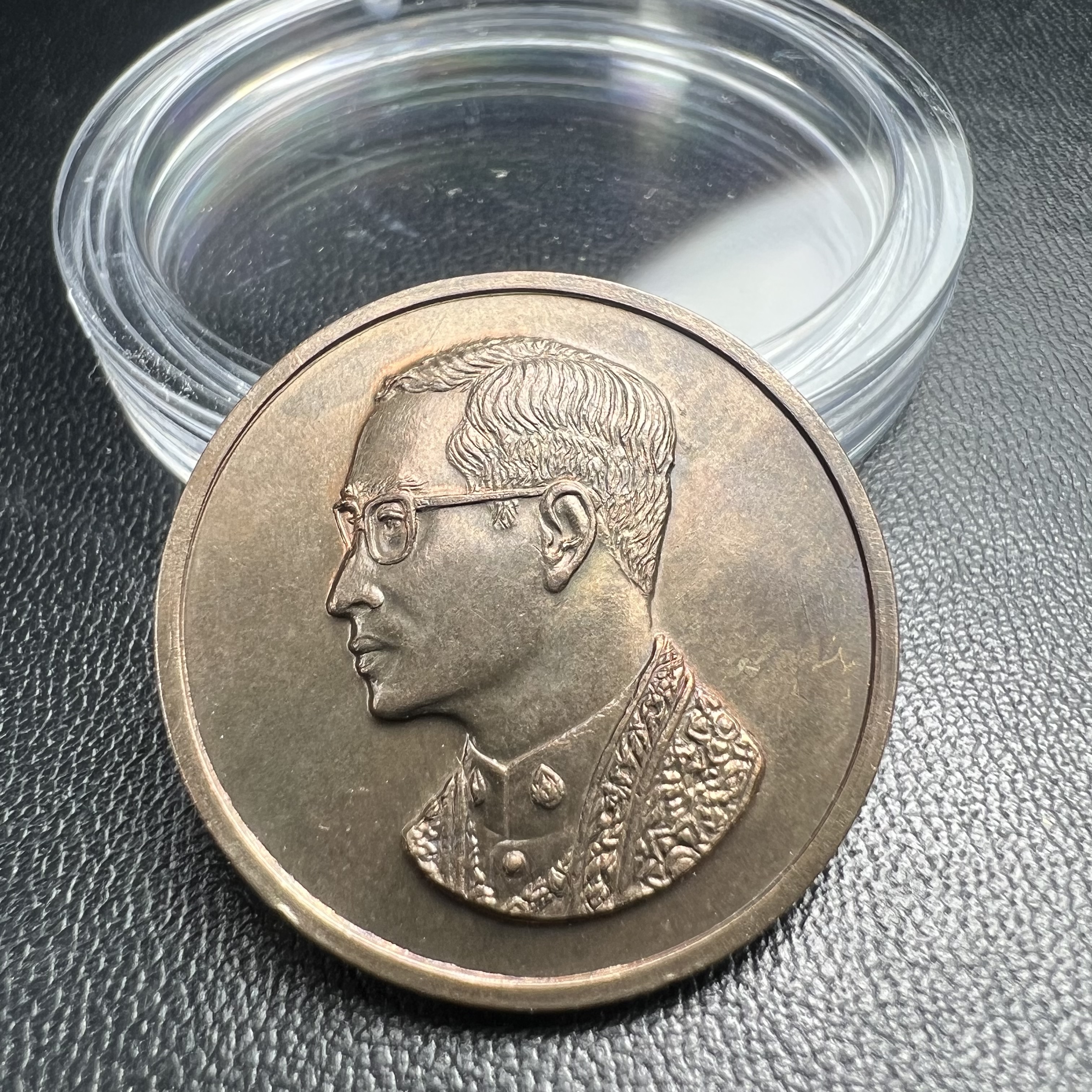 เหรียญพระบรมรูปคุ้มเกล้า รพ.ภูมิพล ปี2522 เนื้อนวโลหะ คัดสภาพสวย(ในหลวงรัชกาลที่9 ทรงจุดไฟพระฤกษ์และเททอง พิธีใหญ่)ยอดนิยม