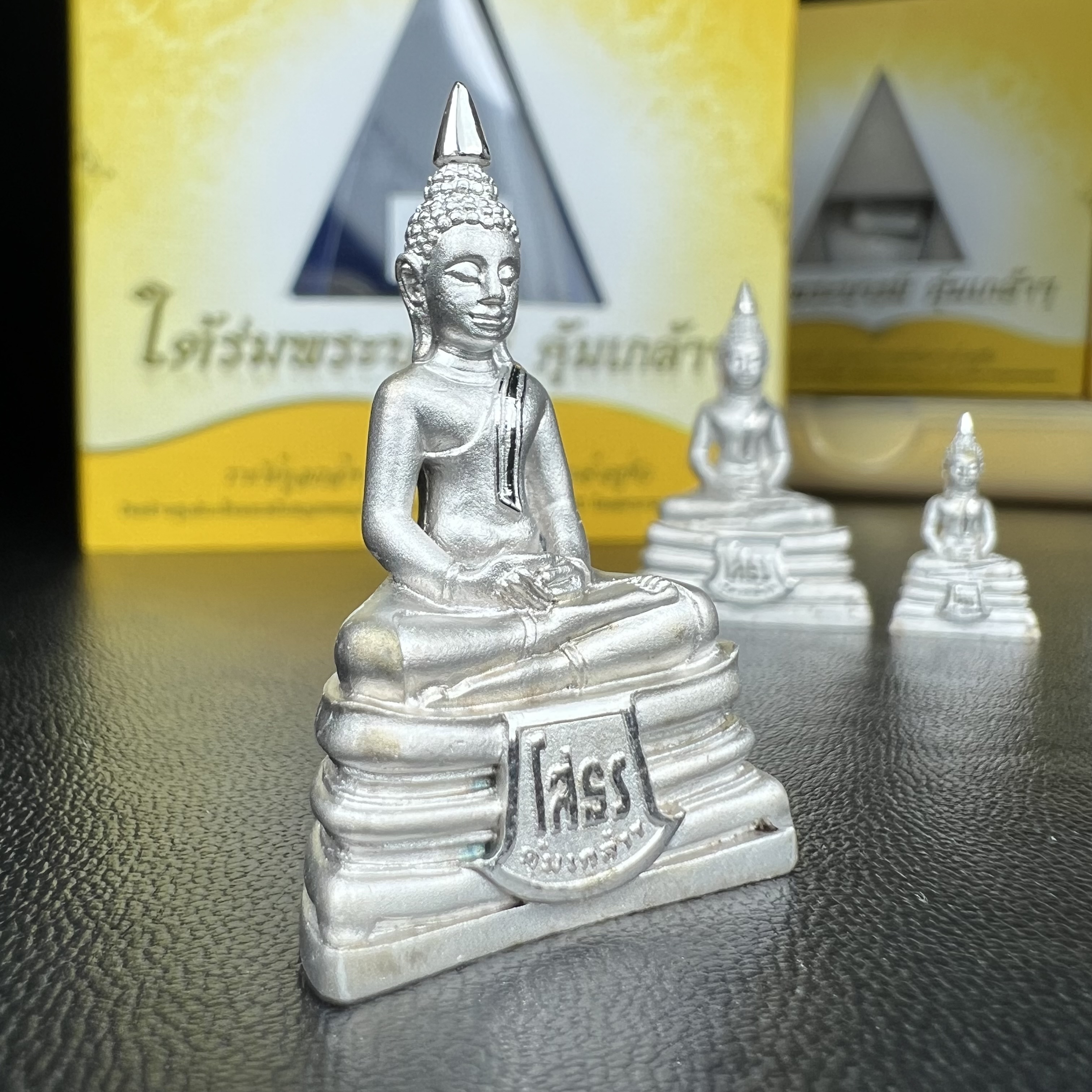 พระพุทธโสธร คุ้มเกล้าฯ ภปร.(ใต้ร่มพระบารมี คุ้มเกล้า) 60ปี รพ.ภูมิพลฯ พ.ศ.2552 เนื้อเงิน ชุบทองคำขาว(ลอยองค์พิมพ์ ใหญ่+กลาง+เล็ก)(1ชุด 3 พิมพ์ ครบทุกแบบที่จัดสร้าง)1 ใน 5000 ชุด ครบชุดหายาก