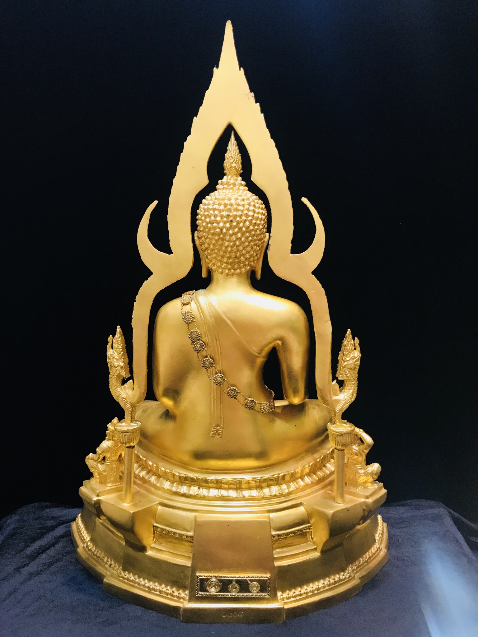 พระพุทธชินราช(จำลอง)ภปร. 84พรรษา เนื้อโลหะ ลงรักปิดทอง 100% ขนาดหน้าตัก 9 นิ้ว(ใต้ฐานบรรจุพระพุทธชินราชเนื้อผงพระราชทานมวลสาร จิตรลดาและเส้นพระเจ้า(เส้นผม))