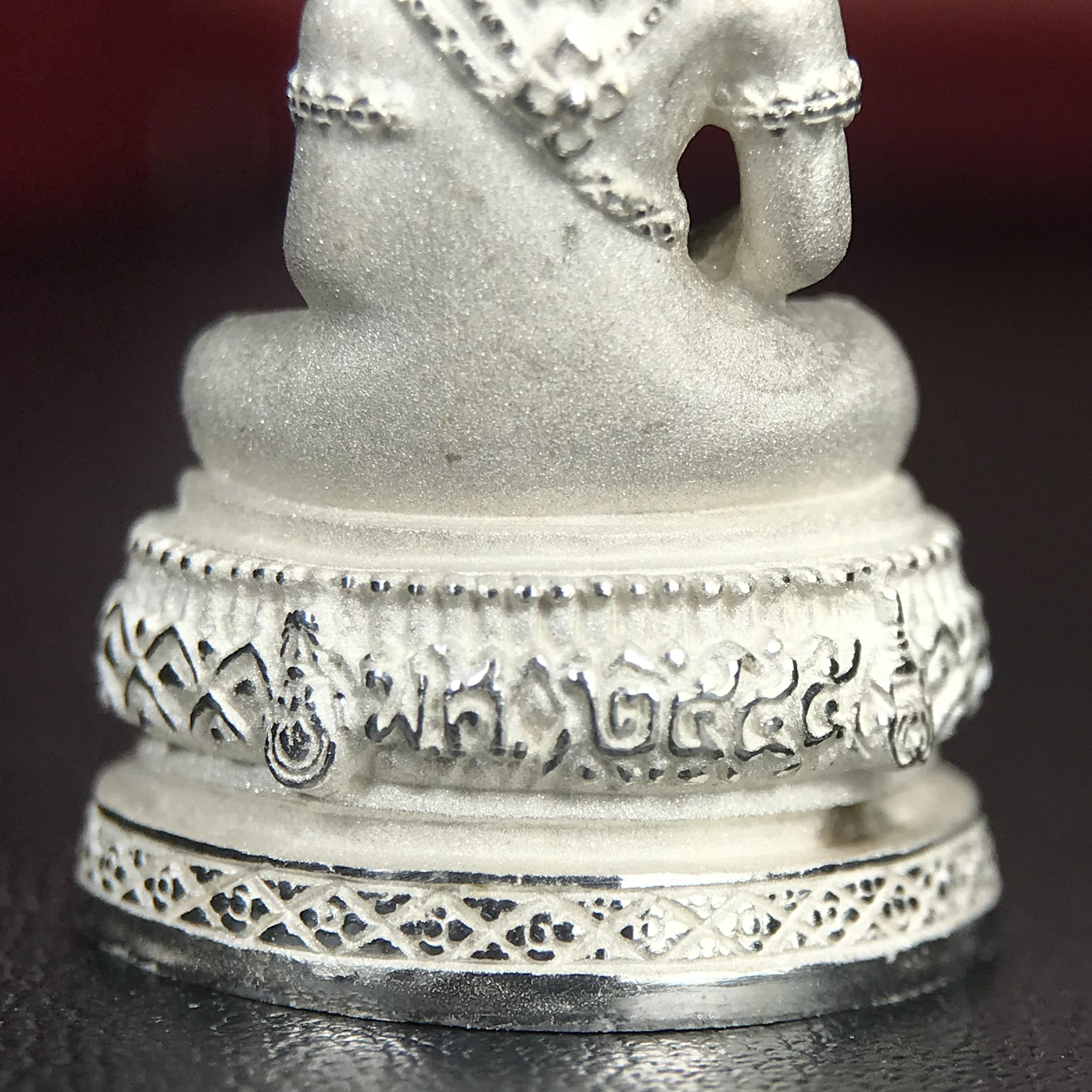 พระแก้วมรกต ภปร.(รุ่นแรก) ปี2545 จัดสร้างในมหาวโรกาส พระบาทสมเด็จพระเจ้าอยู่หัวรัชกาลที่ 9 ครบรอบ 75 พรรษา และฉลองกรุงรัตนโกสินทร์ครบ 220 ปี พิมพ์ลอยองค์ใหญ่ เนื้อเงินบริสุทธิ์ 92.5% ขนาด 19*35 มม. พร้อมกล่องบรรจุเดิม สวยครบสมบูรณ์(องค์หมายเลขคู่สวย ๔๔๗๗)