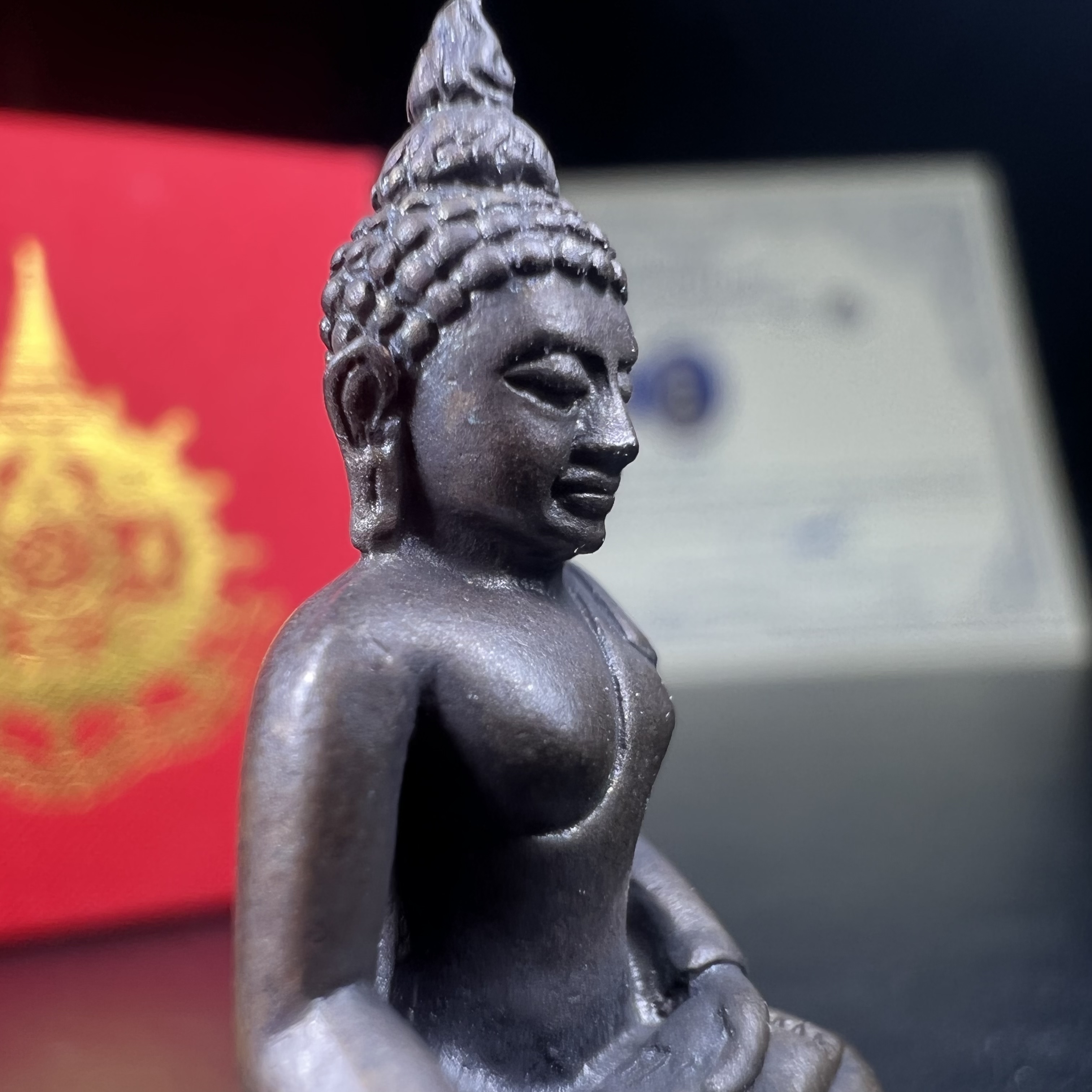 พระกริ่งไพรีพินาศ เฉลิมพระเกียรติ พระบาทสมเด็จพระเจ้าอยู่หัวรัชกาลที่9 พระชนมพรรษา 6 รอบ ปี2542 เนื้อนวโลหะผสมทองคำ(บรรจุเหล็กไหล)ดีนอก-ดีใน***องค์นี้สภาพสวยครบสมบูรณ์ มาพร้อมกล่องเดิมและใบรับรองจากผู้จัดสร้างแบบนี้หายากมาก***