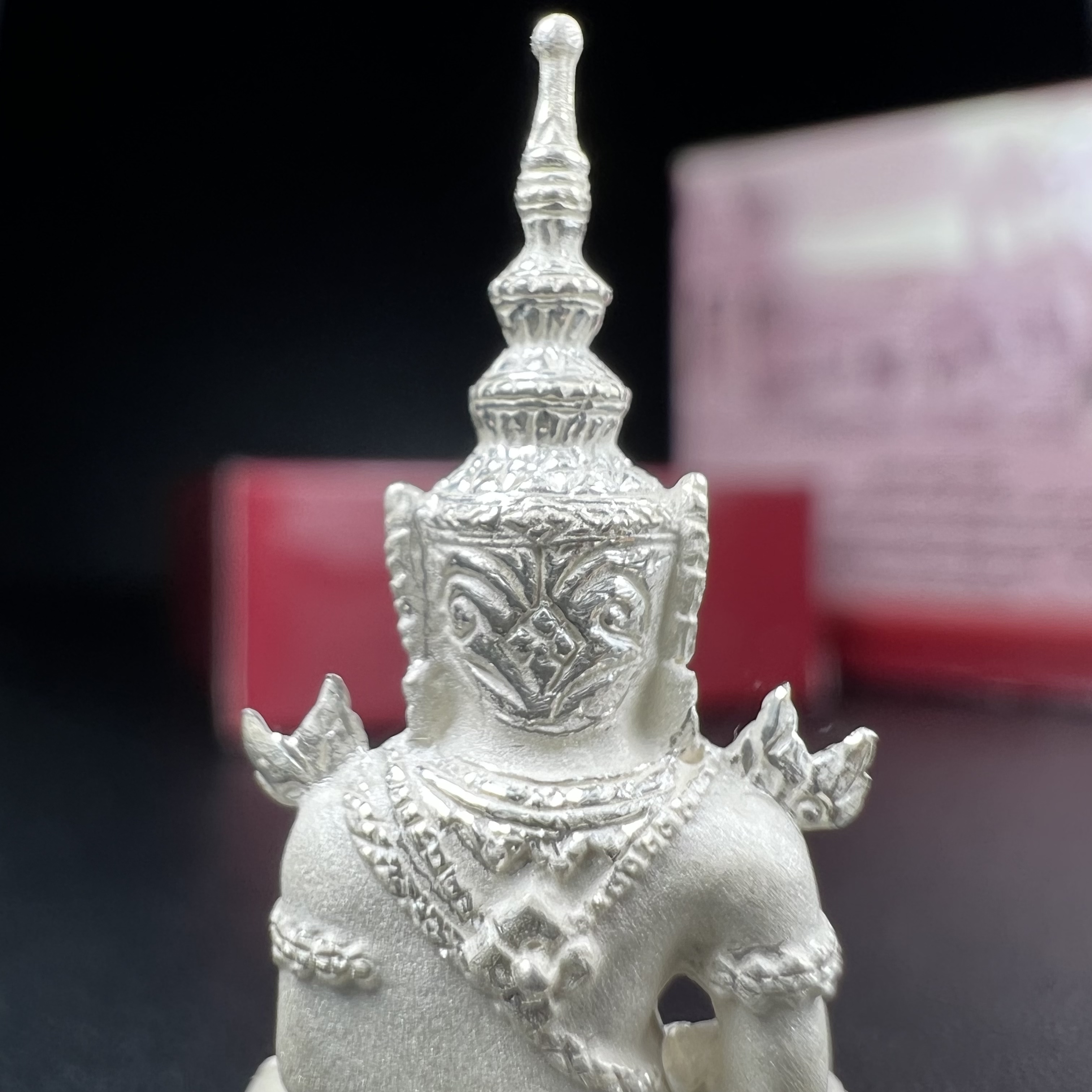 พระแก้วมรกต ภปร.(รุ่นแรก) ปี2545 รุ่นฉลองกรุงรัตนโกสินทร์ครบ 220 ปี พิมพ์ลอยองค์ใหญ่ เนื้อเงินบริสุทธิ์ 92.5% ขนาด 19*35 มม. พร้อมกล่องบรรจุดิม สวยครบสมบูรณ์