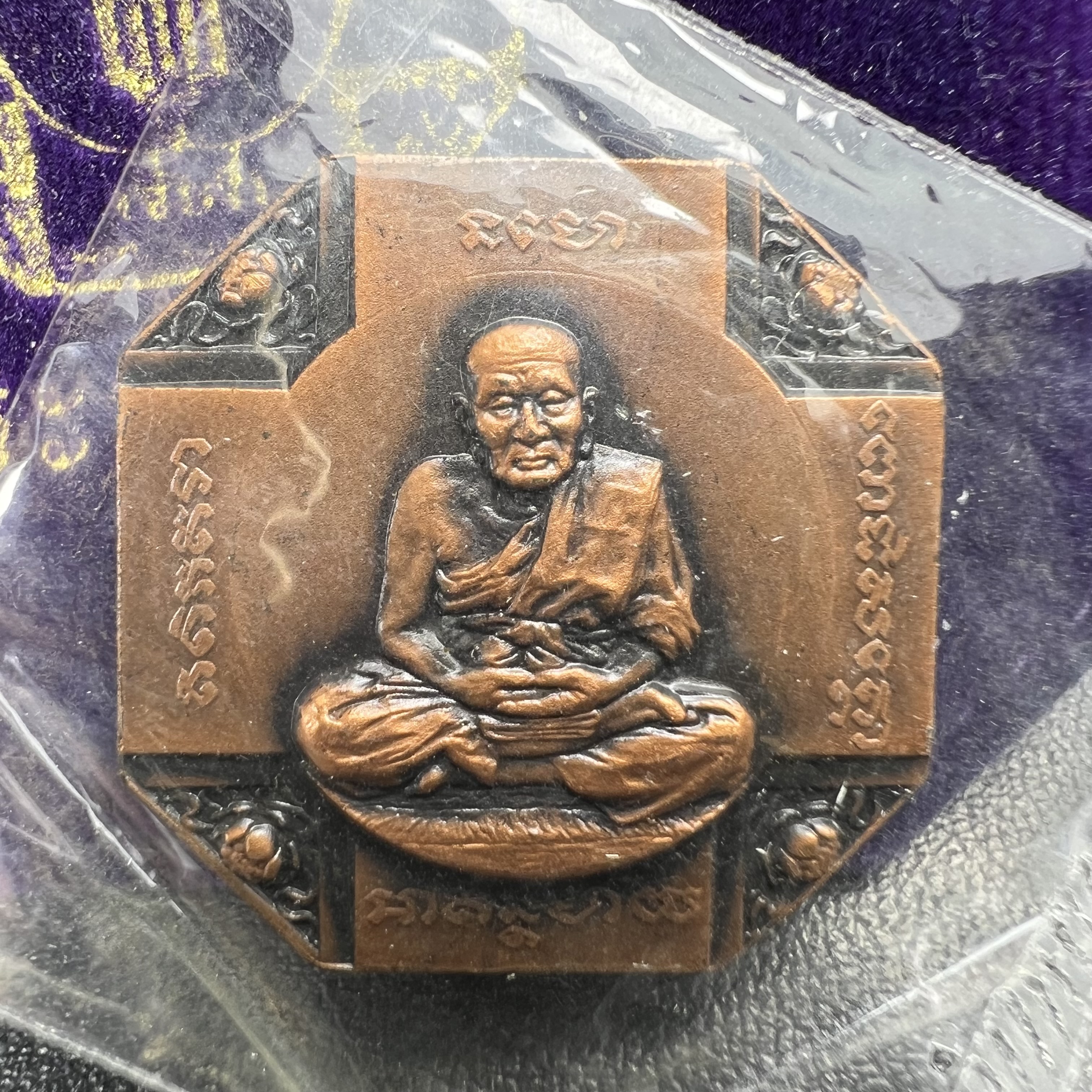 เหรียญหลวงพ่อทวด รุ่นสมเด็จเจ้าฟ้ามหาจักรี 48พรรษา โดยสภากาชาดไทย ปี2546 เหรียญบรอนซ์พ่นทราย(เพื่อพระราชทานตามพระราชอัธยาศัย) ขนาด 2.8 ซม.พร้อมซีนซองถุงบรรจุเดิมครบสวยงาม(เหรียญจัดสร้างเนื้อพิเศษเป็นรูปแบบพระราชทาน ไม่มีในรายการสั่งจอง หายาก)