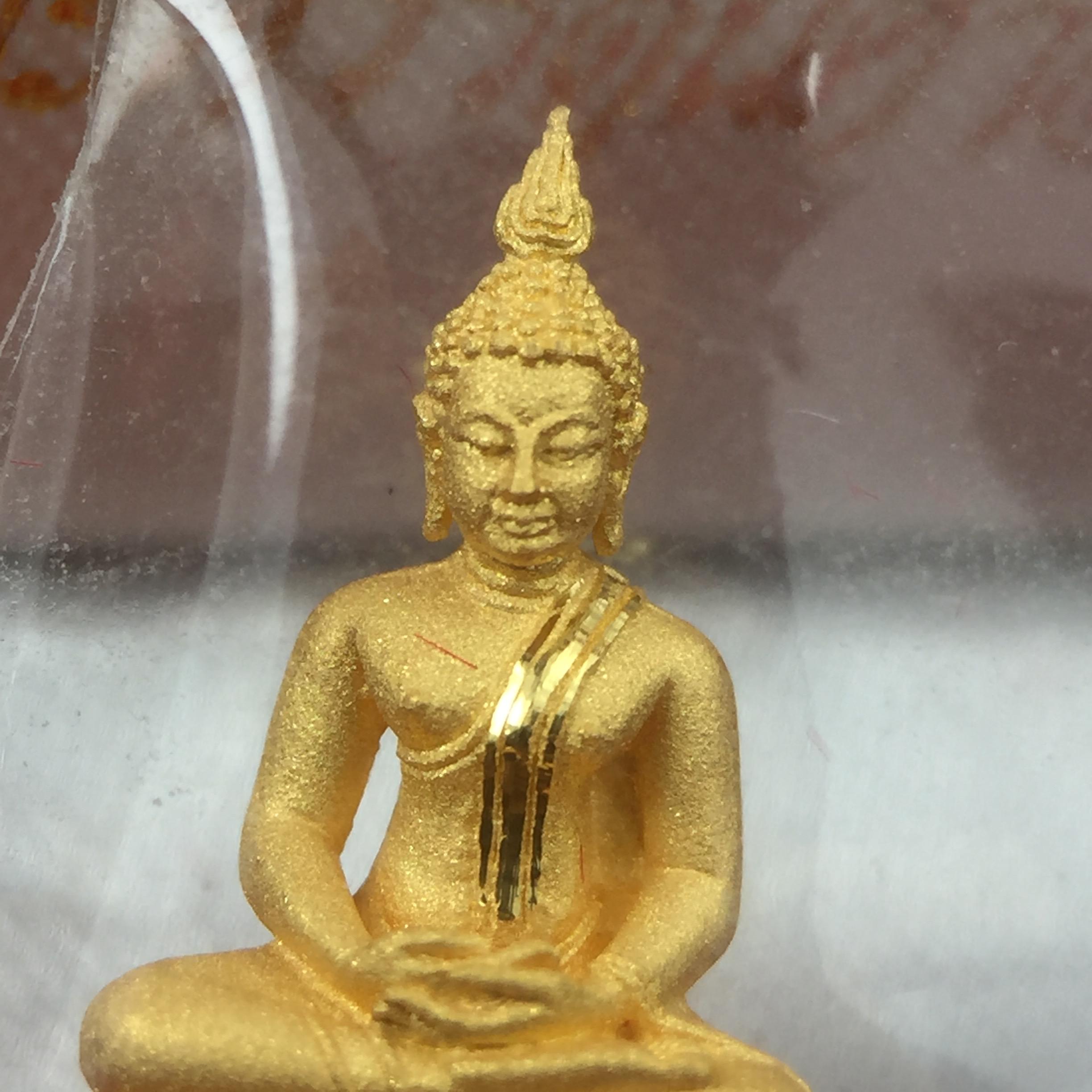 พระชัยวัฒน์พุทธสิหิงค์ ภปร. รุ่นสร้างหอพระธรรมศาสตร์ ปี2542 เนื้อทองคำ(5.9 กรัม)(ผิวเดิม ซีนซองเดิม กล่องครบสวยสมบูรณ์) มหาพิธี 3วาระอันยิ่งใหญ่(ตอกโค๊ตและหมายเลข๘๒๑) (1ใน5000องค์)