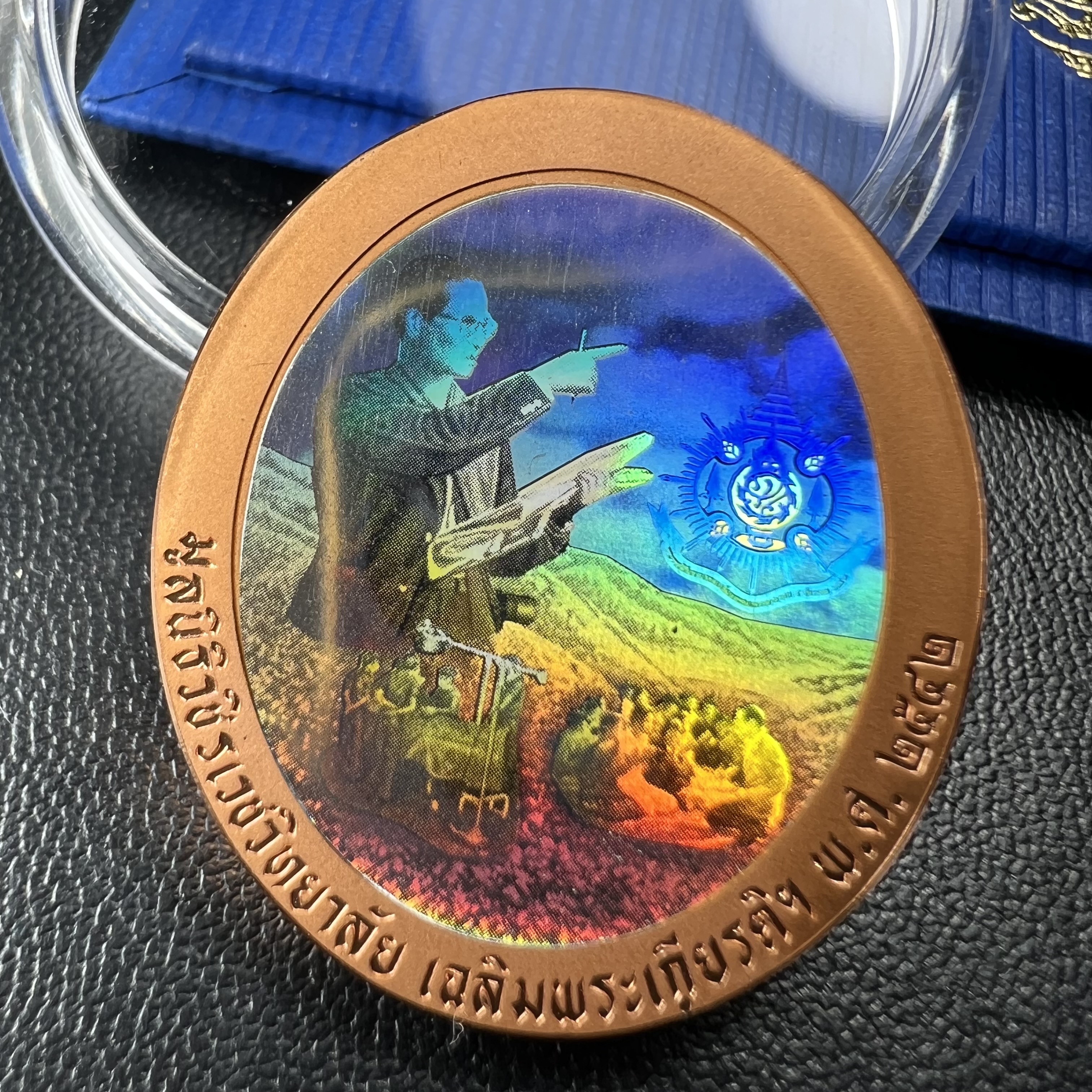 เหรียญ ร.9 เฉลิมพระเกียรติ 72 พรรษา 3 มิติโฮโลแกรม(รุ่นแรก) เนื้อทองแดงขัดเงา(ผลิตจากโรงงานกษาปณ์ฮูกานินทร์ ประเทศสวิสเซอร์แลนด์)(สภาพสวยเดิมพร้อมกล่องบรรจุใบรับรองเดิม)