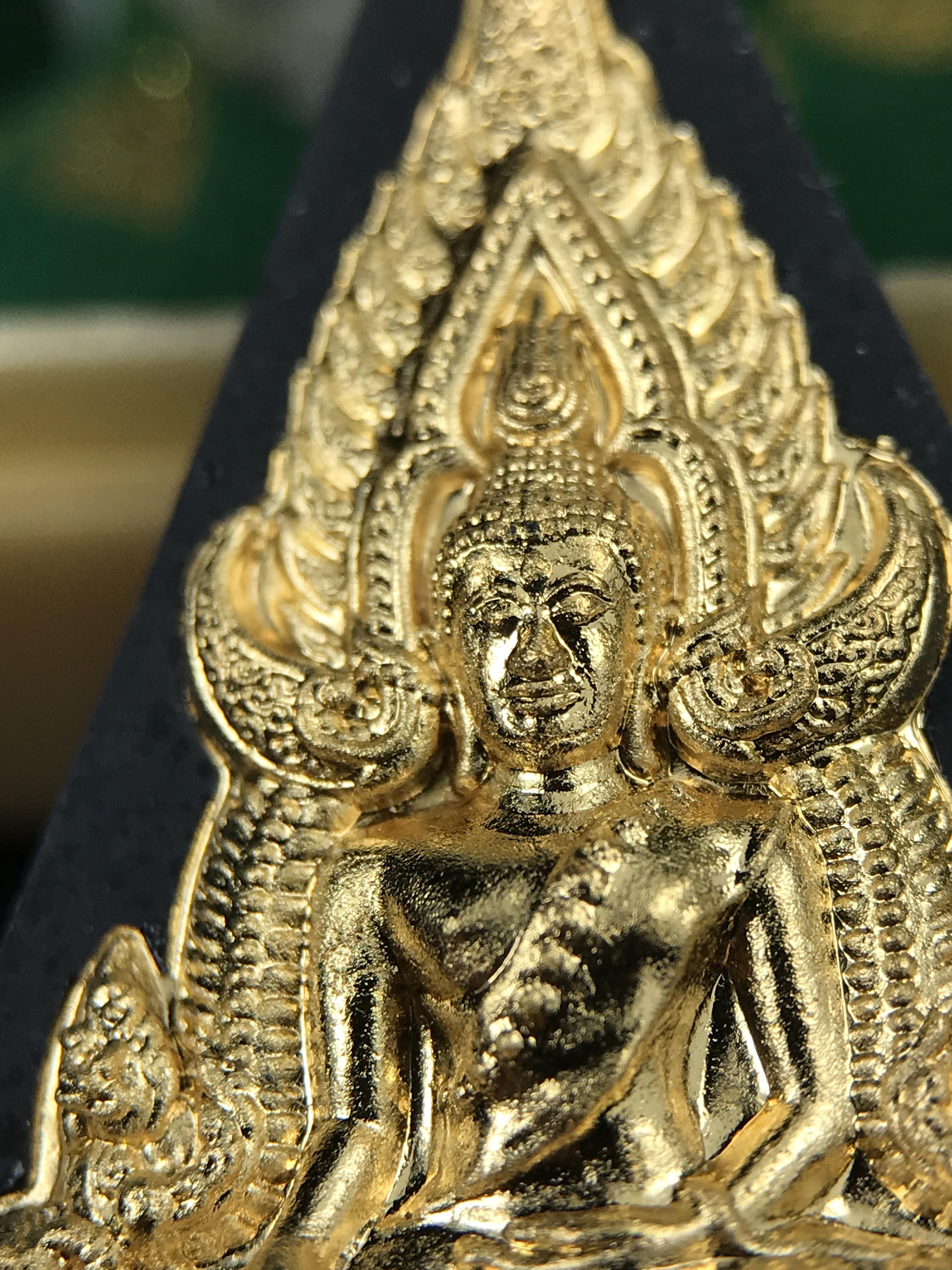 พระพุทธชินราช(จำลอง)ภปร. 84พรรษา เนื้อผงปิดทองด้านหน้า หลัง ภ.ป.ร. ยิงทอง(พระราชทานมวลสาร จิตรลดาและเส้นพระเจ้า ร.9(เส้นผม))ทรงคุณค่าอีกหนึ่งรุ่นยอดนิยม