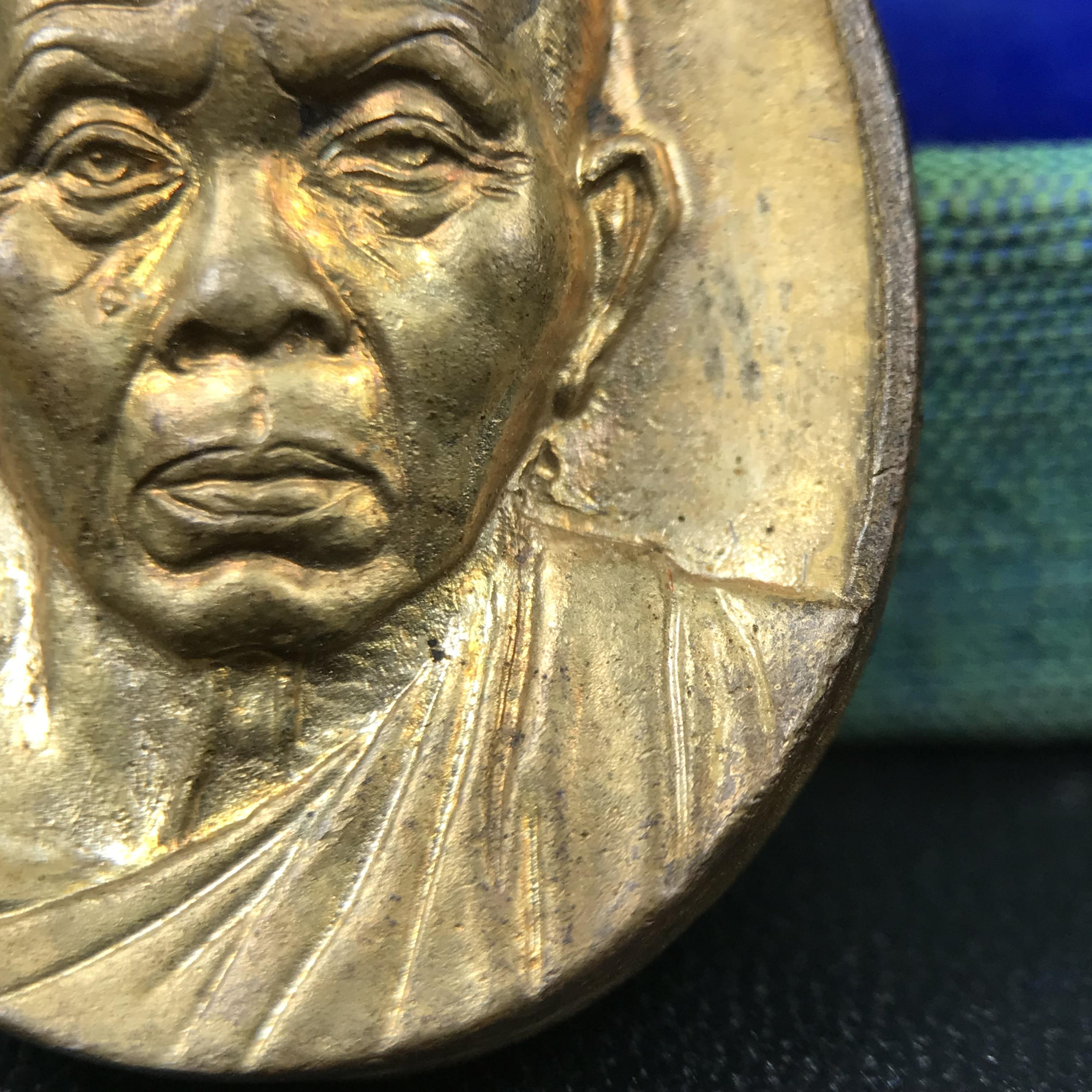 เหรียญรูปเหมือนพระญาณวิทยาคมเถร (หลวงพ่อคูณ ปริสุทโธ)ชุดกาญจนาภิเษกครองราชย์ครบ 50 ปี วัดบวรนิเวศวิหาร ปี พ.ศ. 2538 เนื้อบรอนซ์ทอง(จัดสร้างได้เหมือนหลวงพ่อคูณมาก มีรายละเอียดและความคมชัดสูง ลูกศิษย์ท่านไม่ควรพลาด วิจิตรศิลป์และพุทธศิลป์งดงาม)พิธีใหญ่