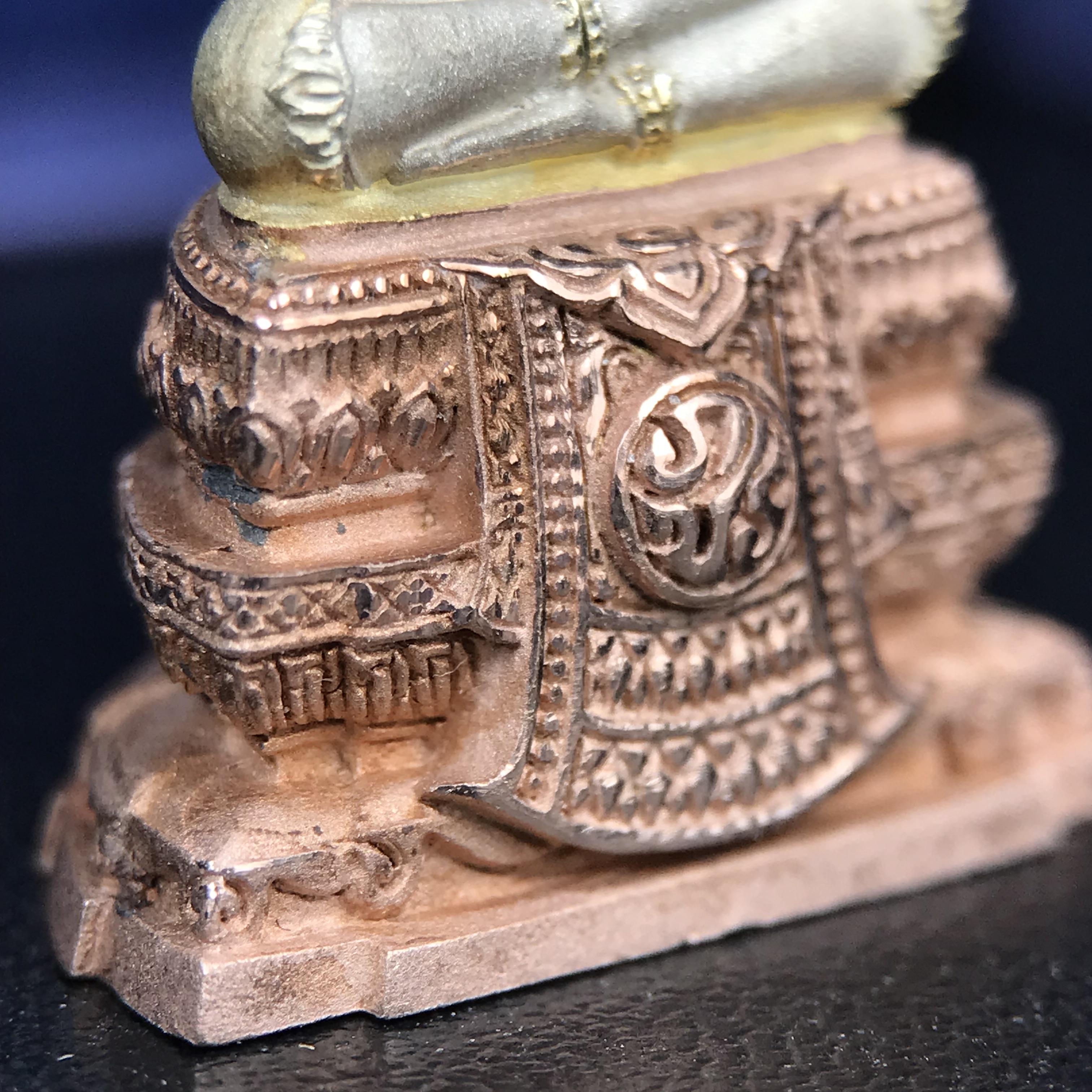 พระแก้วมรกต ภปร. ปี 2547 จัดสร้างโดยโรงพยาบาลภูมิพลอดุลยเดช เนื้อเงิน(3 กษัตริย์) ลอยองค์ หน้าตัก 1/2 นิ้ว สูง 3.7 ซม.พิธีมหามังคาภิเษก ณ พระอุโบสถวัดพระศรีรัตนศาสดาราม(วัดพระแก้ว) งดงามทรงคุณค่าอีกหนึ่งรุ่นยอดนิยม หายาก(องค์หมายเลข ๒๑๒๒)