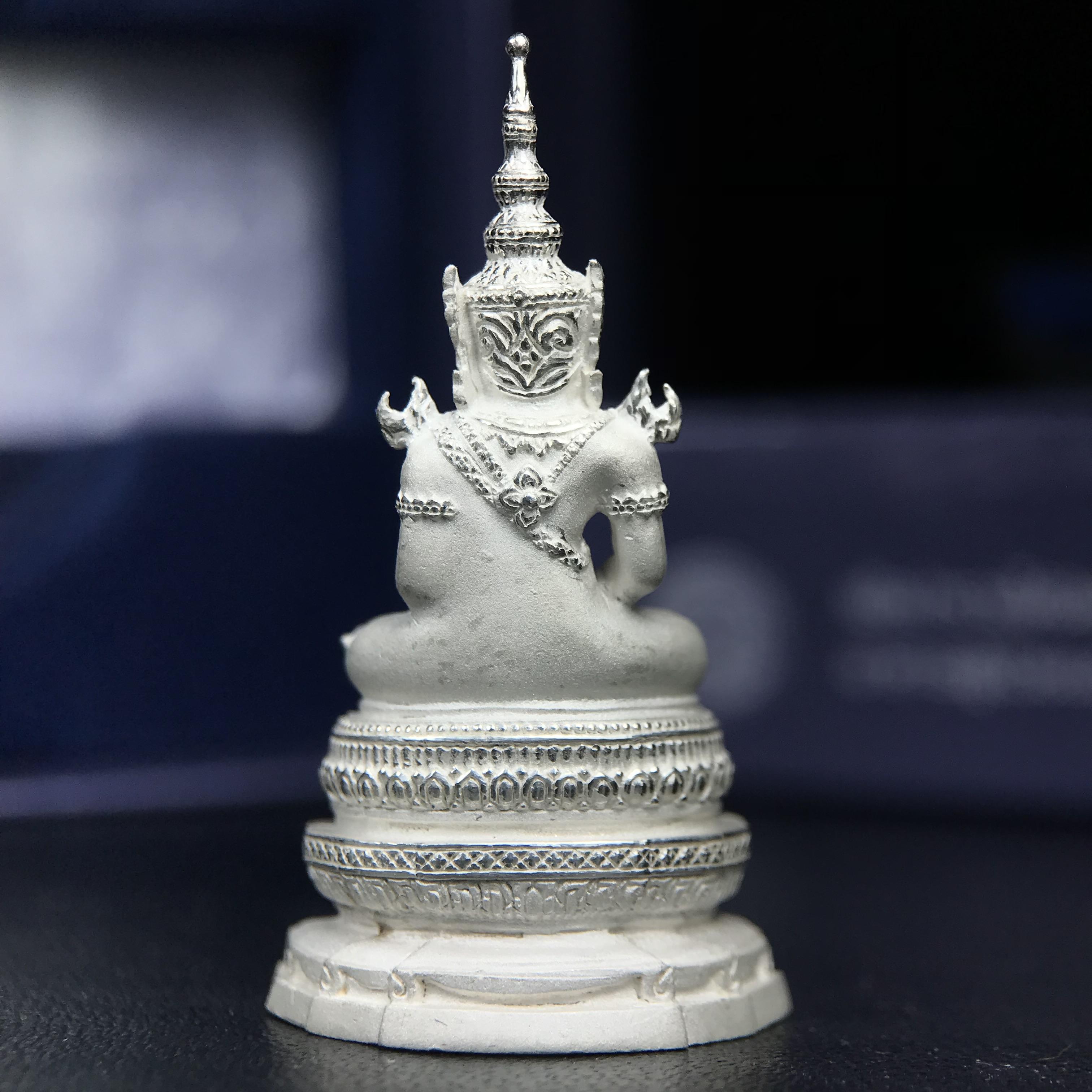 พระแก้วมรกต ภปร. ปี 2547 จัดสร้างโดยโรงพยาบาลภูมิพลอดุลยเดช เนื้อเงิน ลอยองค์ สูง 3.7 ซม.หน้าตัก 1/2 นิ้ว พิธีมหามังคาภิเษก ณ พระอุโบสถวัดพระศรีรัตนศาสดาราม(วัดพระแก้ว) งดงามทรงคุณค่าอีกหนึ่งรุ่นยอดนิยม หายาก(หมายเลขต้นๆหลักร้อย ๕๗๓)(1ใน3000องค์)