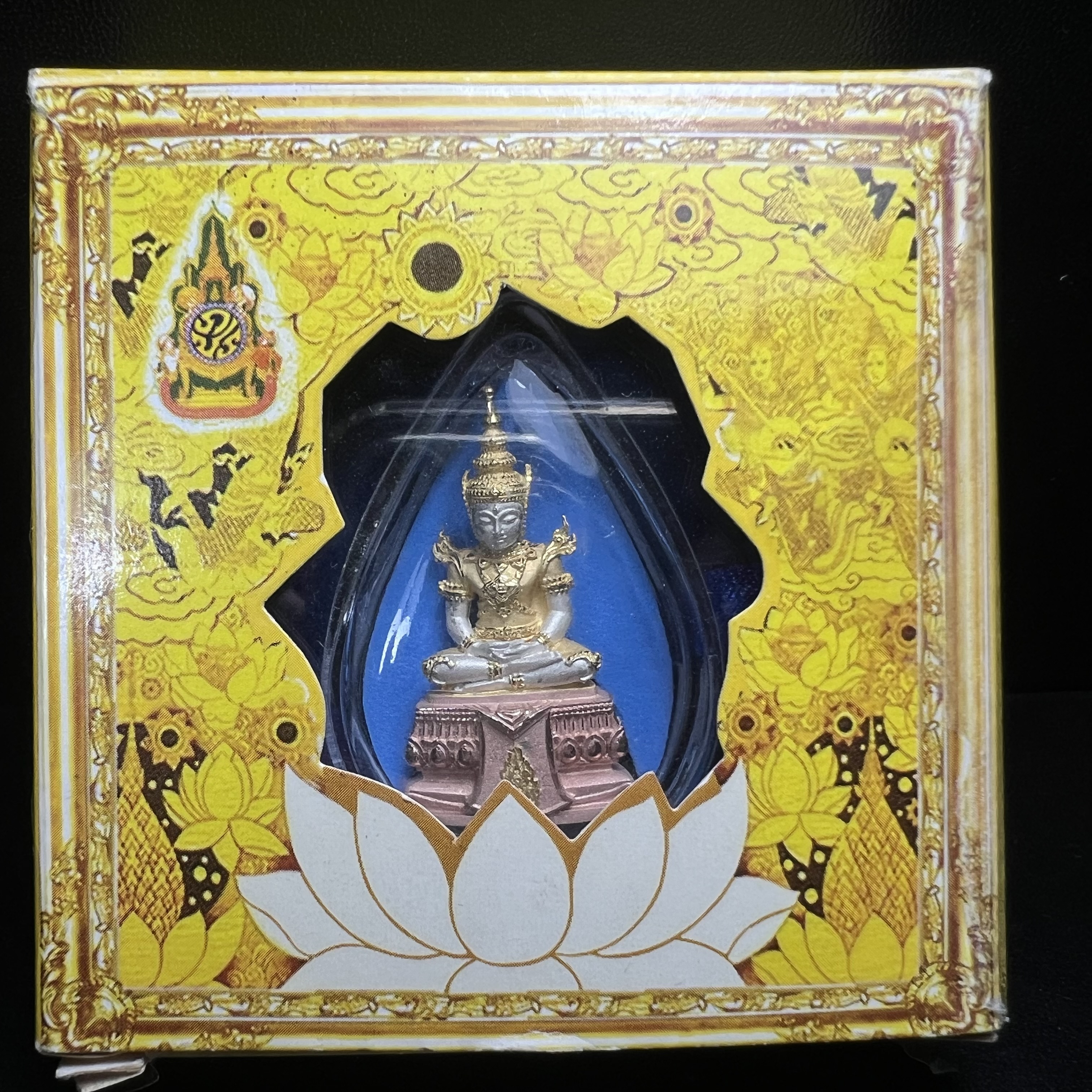 พระแก้วมรกต ทรงเครื่องฤดูร้อน พระราชทานประดิษฐานตราสัญลักษณ์ฉลองสิริราชสมบัติ ครบ 60 ปี ในหลวงรัชกาลที่ 9 พ.ศ.2549 เนื้อเงินสามกษัตริย์ลอยองค์พิมพ์ใหญ่ สูง 3.6 ซม. ขนาดหน้าตัก 1/2 นิ้ว (พิธีใหญ่มหาพุทธาภิเษก ณ พระอุโบสถวัดพระแก้ว เกจิอาจารย์ 108 รูป )