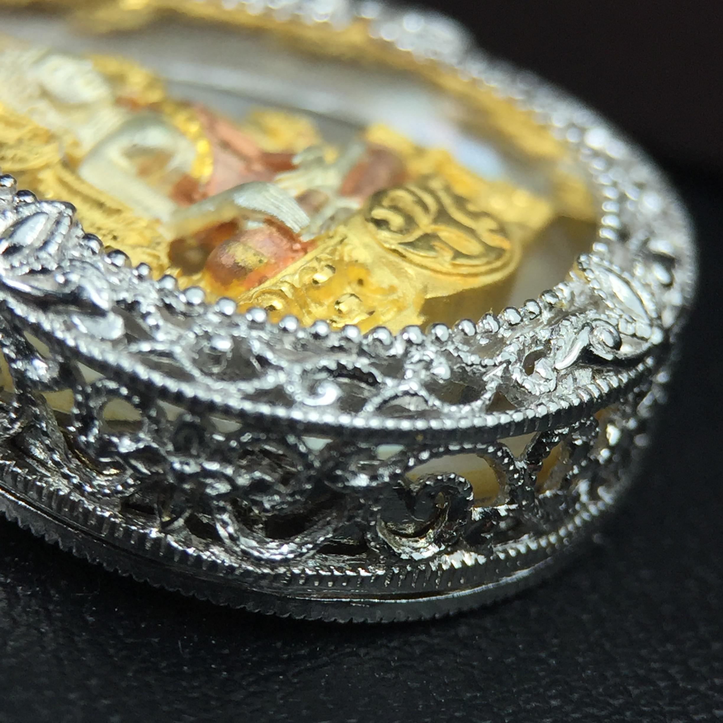 พระพุทธชินราช ภปร. โครงการ "เพราะแผ่นดินนี้ คือ แผ่นดินเกิด" ปี2548(รุ่นแรก) เหรียญทรงหยดน้ำ ขนาด 21 x 31 มม. เนื้อเงินสามกษัตริย์ องค์พระชุบสามกษัตริย์ ล้อมด้วยกรอบเงินชุบทองคำขาวสลักเสลาเป็นลวดลายละเอียดอ่อน ส่วนพื้นองค์พระเป็นเปลือกหอยมุข