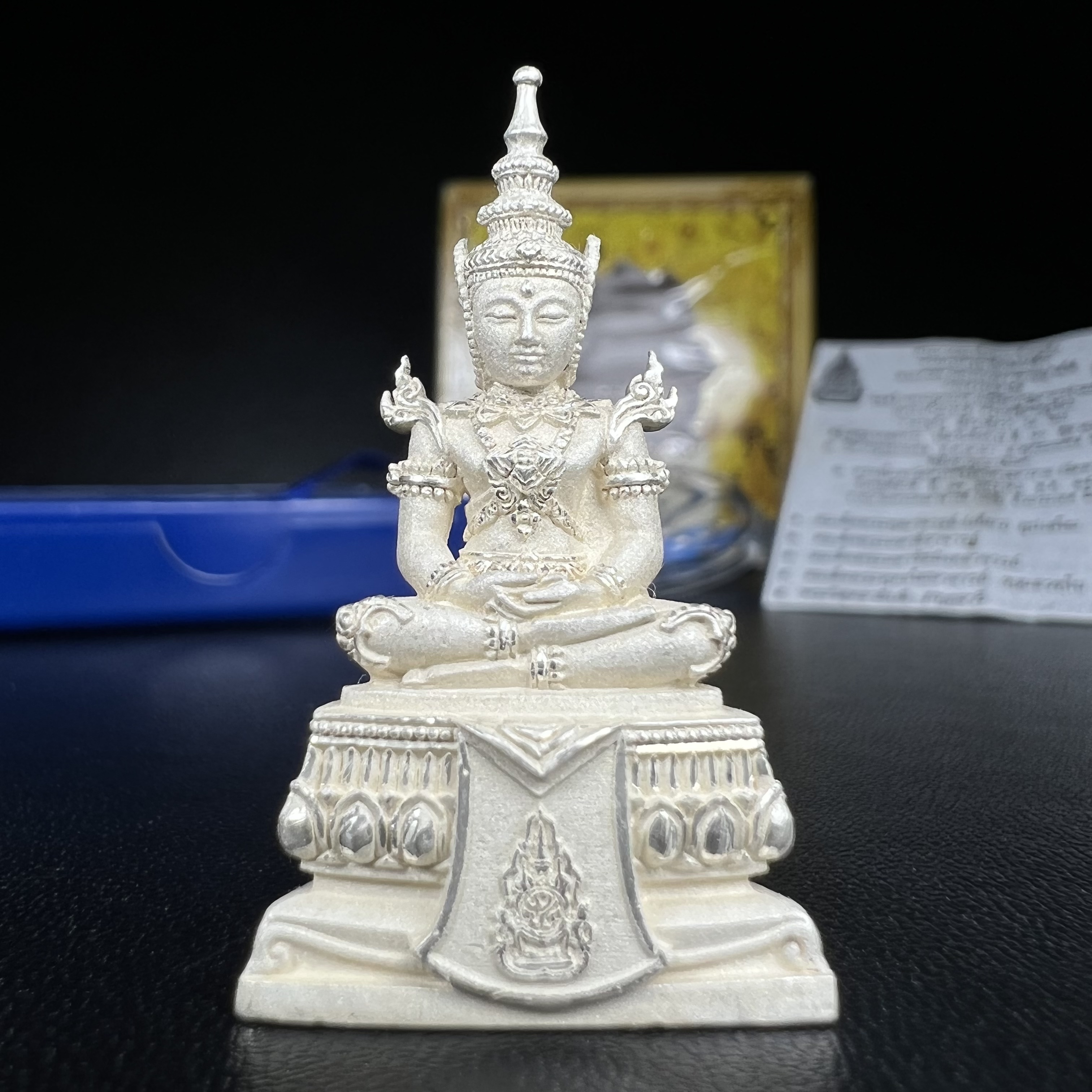 พระแก้วมรกต(จำลอง)ลอยองค์ ขนาดหน้าตัก 1/2 นิ้ว ทรงเครื่องฤดูร้อน เนื้อเงิน ตราสัญลักษณ์ฉลองสิริราชสมบัติ ครบ 60 ปี พ.ศ.2549(สภาพสวย ครบ สมบูรณ์))