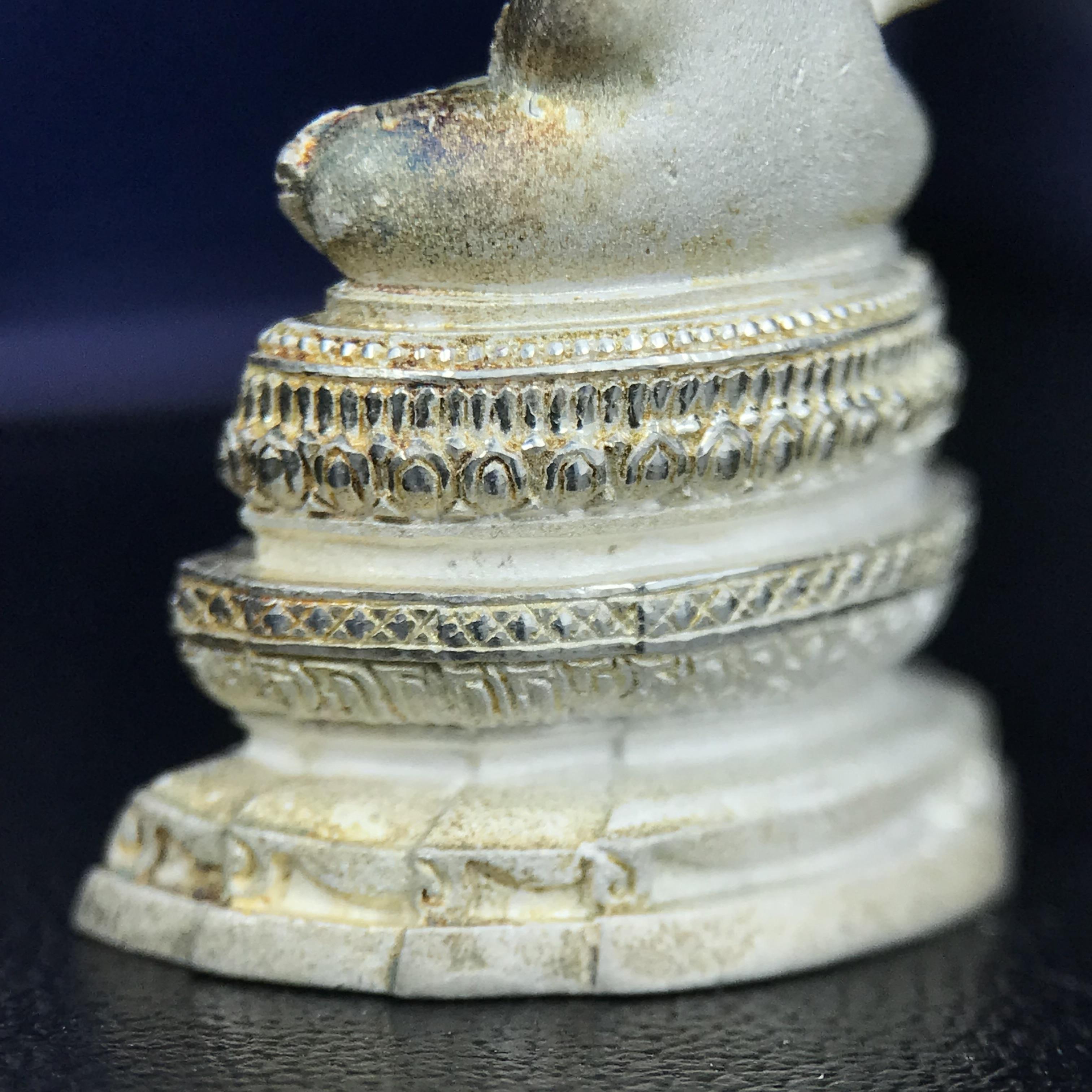 พระแก้วมรกต ภปร. ปี 2547 จัดสร้างโดยโรงพยาบาลภูมิพลอดุลยเดช เนื้อเงิน ลอยองค์ หน้าตัก 1/2 นิ้ว สูง 3.7 ซม. พิธีมหามังคาภิเษก ณ พระอุโบสถวัดพระศรีรัตนศาสดาราม(วัดพระแก้ว) งดงามทรงคุณค่าอีกหนึ่งรุ่นยอดนิยม หายาก(องค์หมายเลขต้นๆหลักร้อย ๒๙๘)ผิวเดิมติดรุ้งสวย