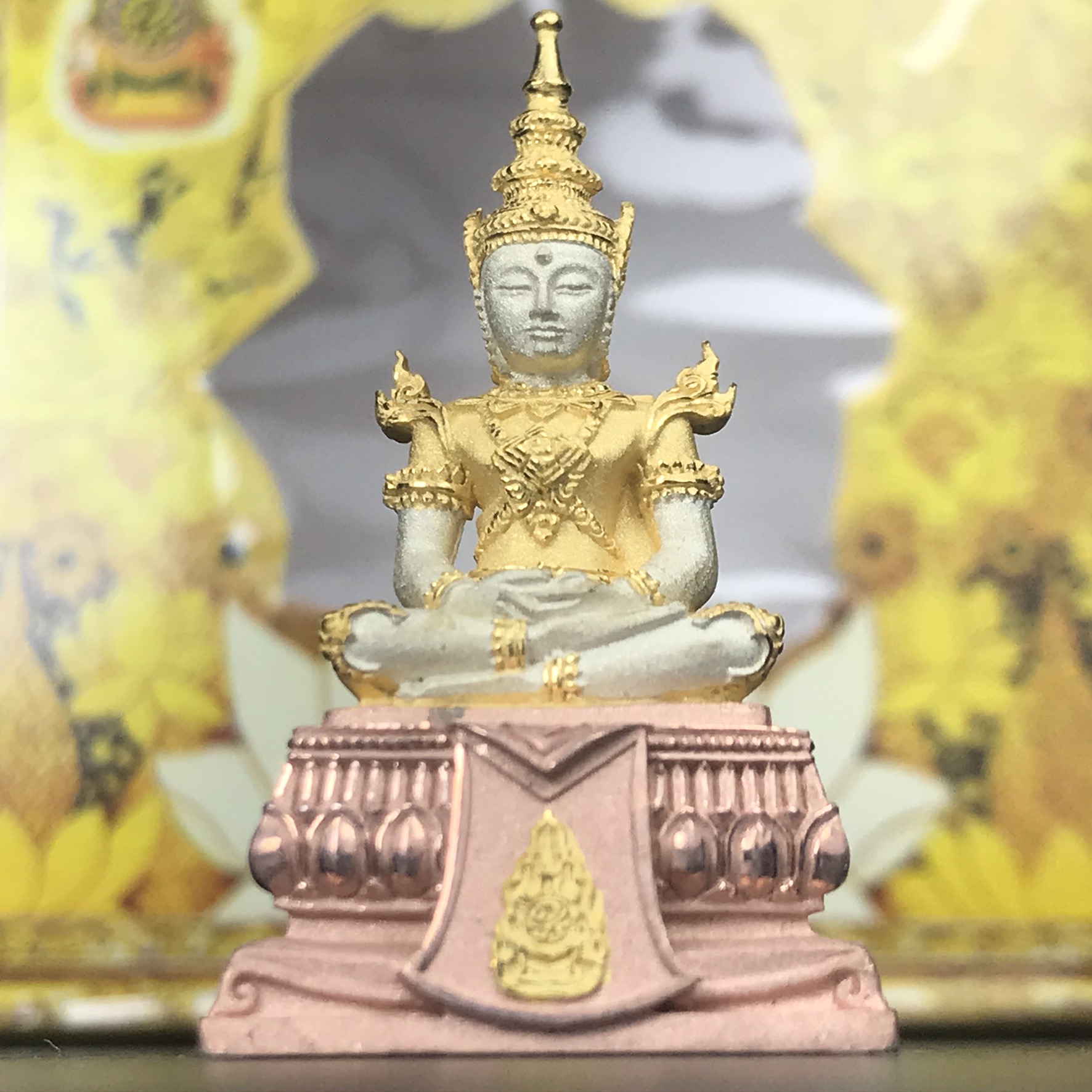 พระแก้วมรกต(จำลอง)ลอยองค์ ขนาดหน้าตัก 1/2 นิ้ว ทรงเครื่องฤดูร้อน เนื้อเงินสามกษัตริย์ ตราสัญลักษณ์ฉลองสิริราชสมบัติ ครบ 60 ปี พ.ศ.2549(สภาพสวย ครบ สมบูรณ์)