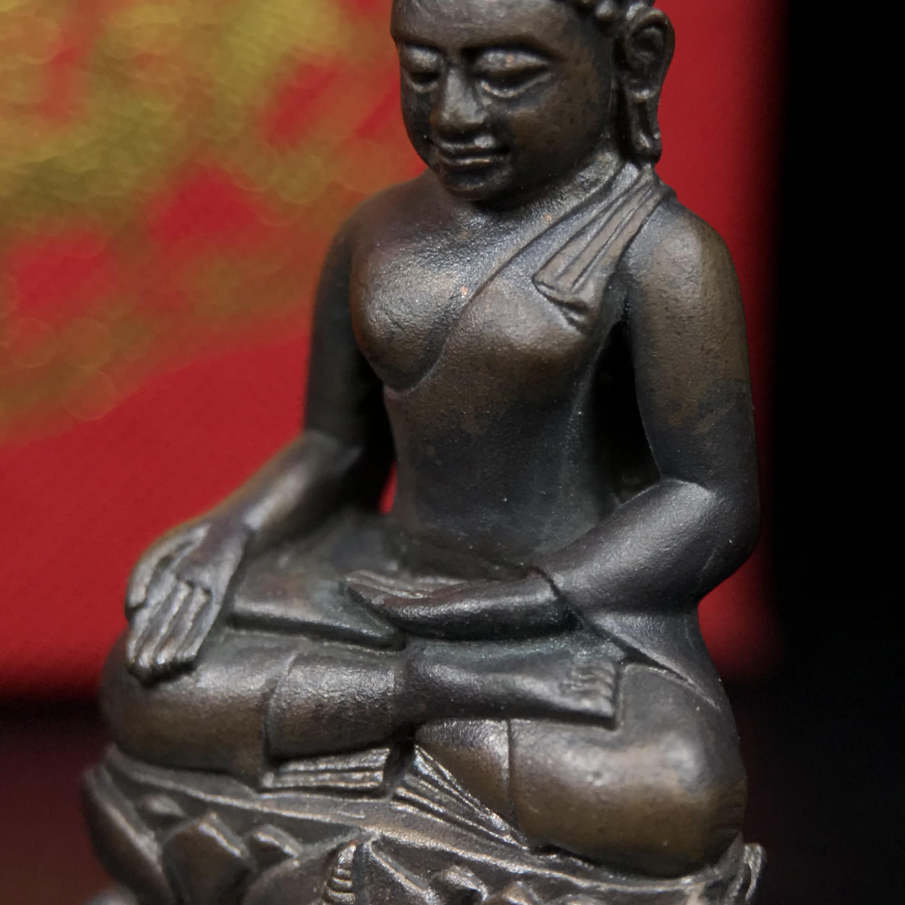 พระกริ่งไพรีพินาศ บรรจุเหล็กไหล ครั้งแรกและครั้งเดียวในประวัติศาสตร์ เฉลิมพระเกียรติ พระบาทสมเด็จพระเจ้าอยู่หัวรัชกาลที่9 พระชนมพรรษา 6 รอบ ปี2542 เนื้อนวโลหะผสมทองคำ(บรรจุเหล็กไหล)ดีนอก-ดีใน พิธีใหญ่ มวลสารเด่น(หายาก พิเศษกรรมการ ตอก 2 โค๊ต พบเจอน้อยมาก)