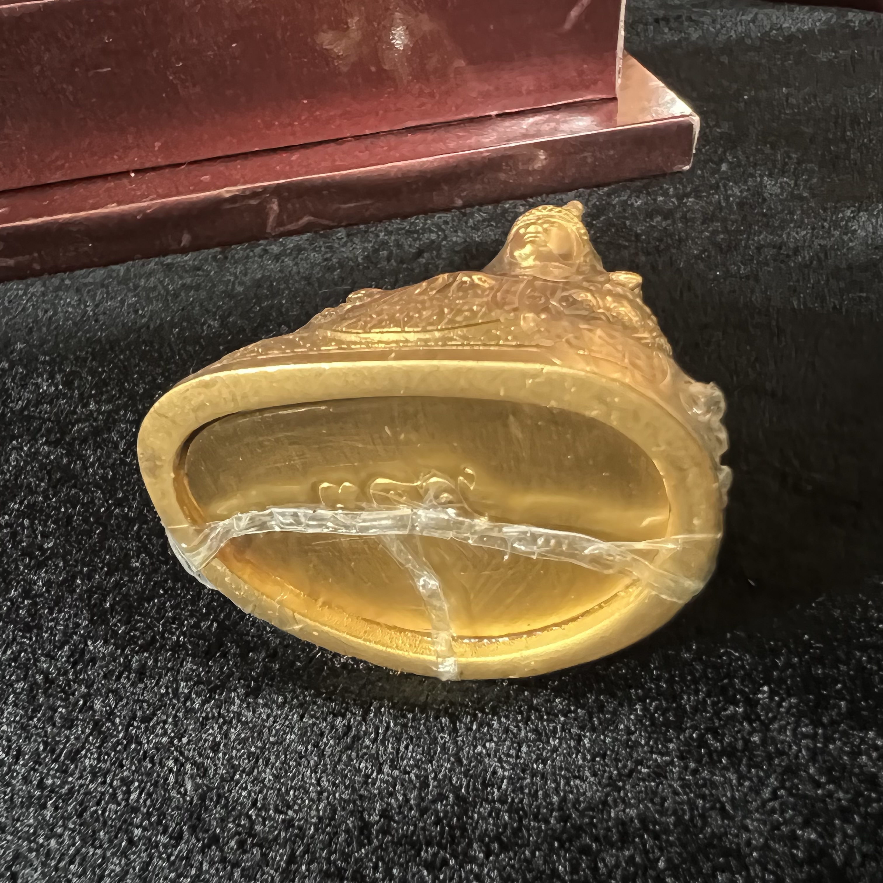 พระแก้วมรกต ภปร.(รุ่นแรก) ปี2545 รุ่นฉลองกรุงรัตนโกสินทร์ครบ 220 ปี หล่อลอยองค์ เนื้อทองคำบริสุทธิ์99.99% ขนาดบูชา 50*90 มม. พร้อมฐานวางครอบแก้วเดิมกล่องบรรจุเดิมครบสมบูรณ์(สวยงามและหายากมาก)(1ใน1000องค์)