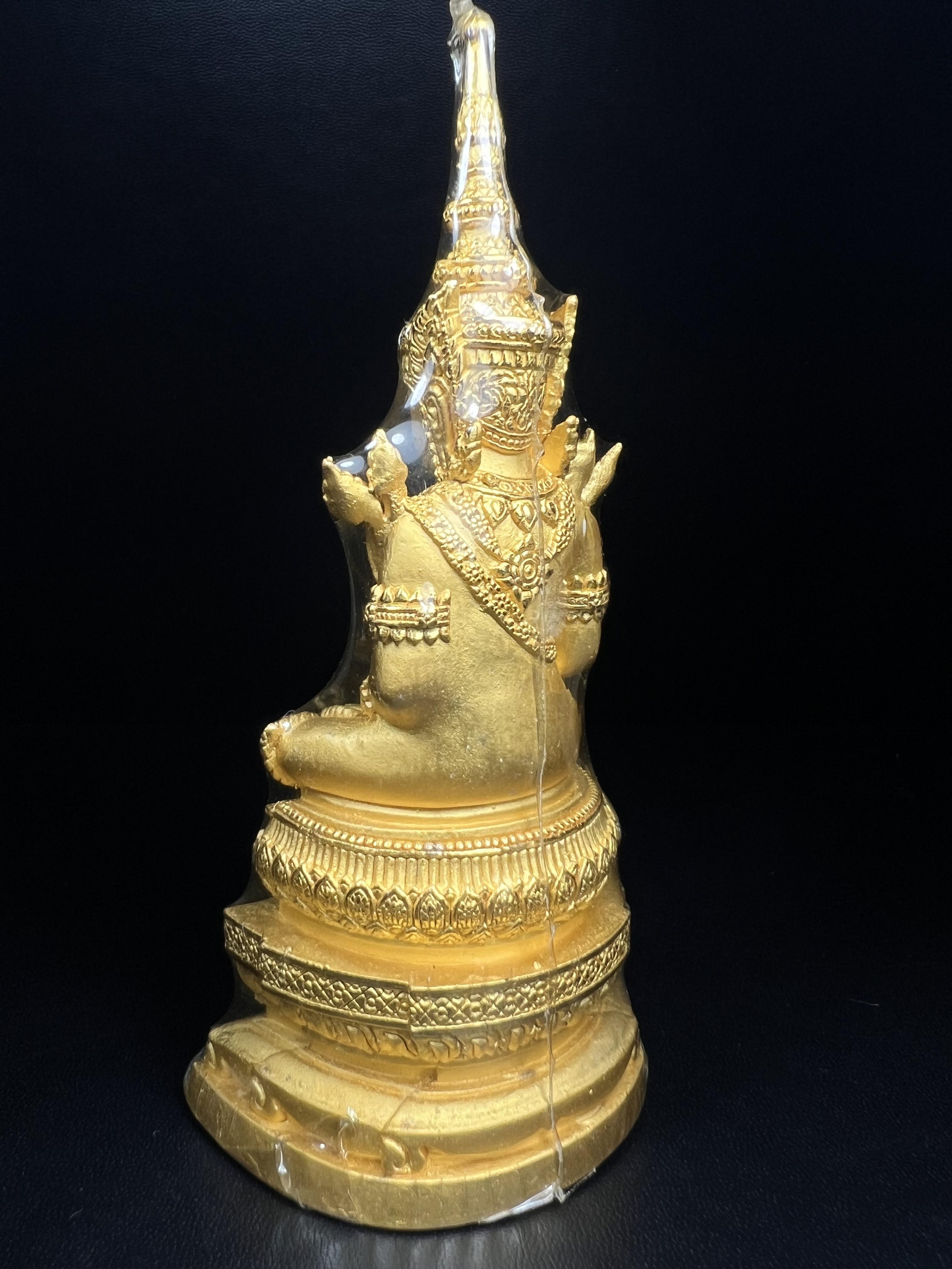 พระแก้วมรกต ภปร. ปี2547 จัดสร้างโดย โรงพยาบาลภูมิพลฯ กรมแพทย์ทหารอากาศ ขนาดบูชาหล่อลอยองค์หน้าตัก 2 นิ้ว เนื้อทองคำบริสุทธิ์ 99.99% องค์พระซีนเดิมสวยคงสภาพเดิม(สวยงามและหายากมาก)(1ใน 1000 องค์)