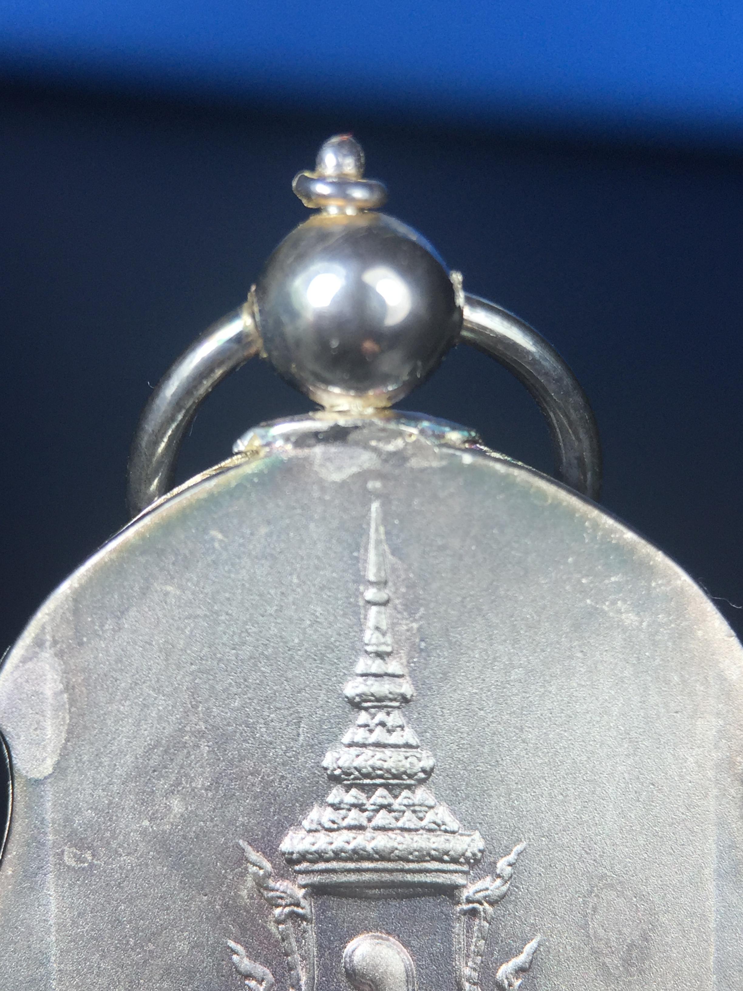 เหรียญหลวงปู่ทวด พระนามาภิไธย สก. แบบงานฉลุโบราณ(HAND MADE) ปี 2544 เนื้อเงิน(ผิวเดิมขึ้นสีรุ้งธรรมชาติสวยมาก) พิธีปลุกเสก ณ อุโบสถวัดช้างให้ และ พิธีมังคลาภิเษก ณ พระอุโบสถ วัดพระศรีรัตนศาสดาราม(วัดพระแก้ว) (1 ใน 2000 เหรียญ)พบเจอน้อยหายากมาก