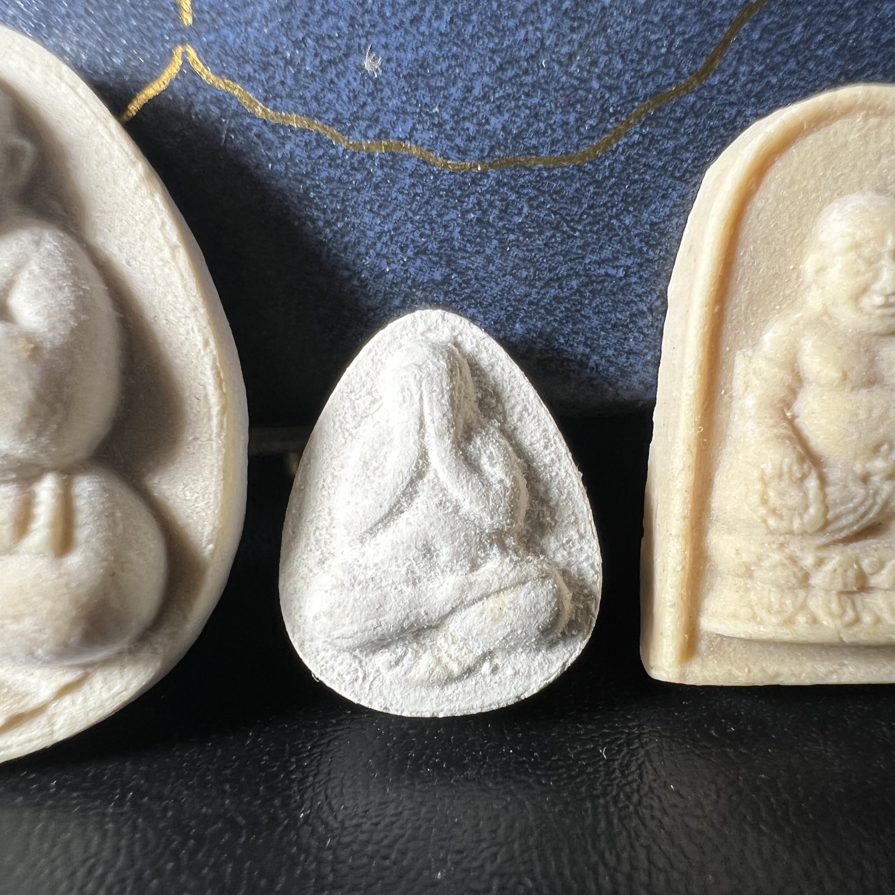 พระปิดตา รุ่นแรก ชุดกรรมการ ชุดมงคลการบำเพ็ญกุศลอายุครบ 6 รอบ(72 พรรษา) สมเด็จพระญาณสังวร วัดบวรนิเวศวิหาร วันที่ 2-3 ตุลาคม 2528 (1ชุดประกอบด้วยพระเนื้อผง 4 รายการ)ชุดกรรมการพร้อมกล่องบรรจุเดิมครบสมบูรณ์(หายาก)