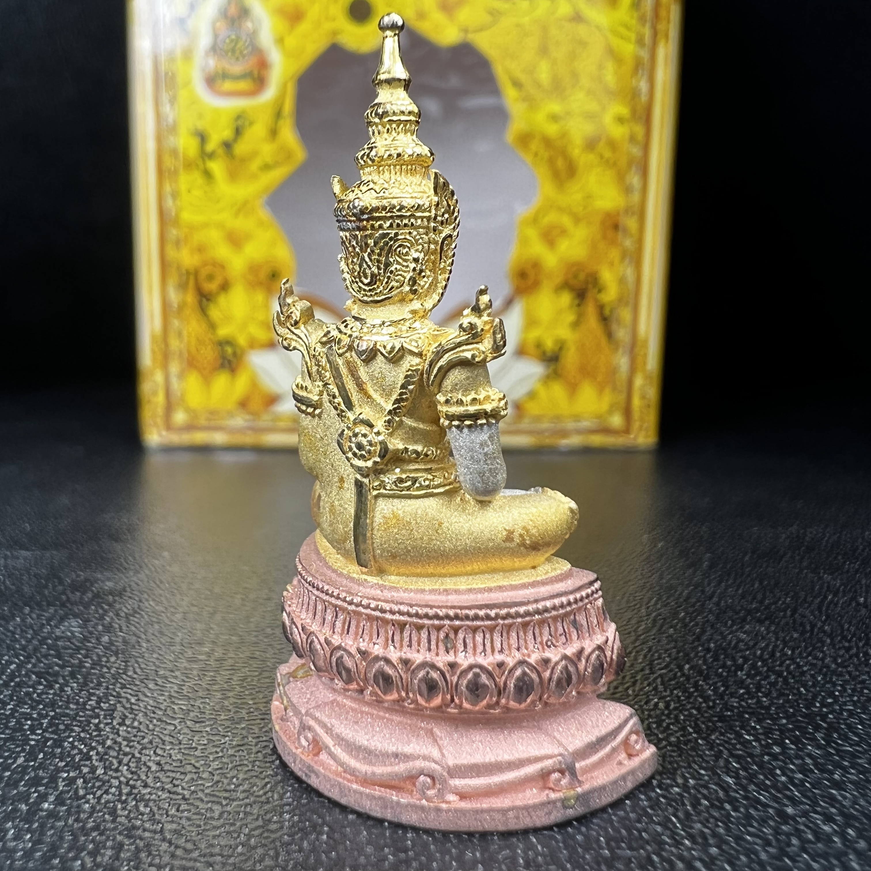 พระแก้วมรกต(จำลอง)ลอยองค์ ขนาดหน้าตัก 1/2 นิ้ว ทรงเครื่องฤดูร้อน เนื้อเงินสามกษัตริย์ ตราสัญลักษณ์ฉลองสิริราชสมบัติ ครบ 60 ปี พ.ศ.2549(สภาพสวย ครบ สมบูรณ์)