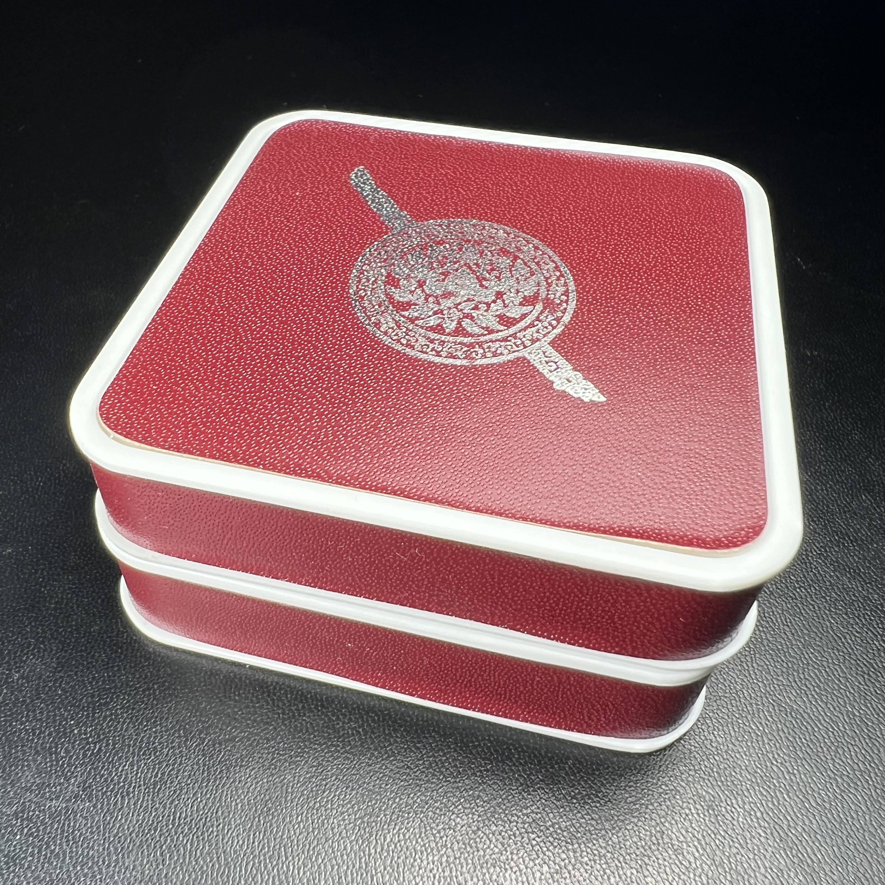 พระพุทธชินราช รุ่น ประวัติศาสตร์ มูลนิธิเพื่อตำรวจไทยจัดสร้าง ปี 2562 เนื้อเงินชุบสามกษัตริย์ขัดเงา พิมพ์เหรียญเสมาฉลุลาย พระพุทธชินราช อินโดจีน(ขนาดสูง 3.7ซม.(ไม่รวมห่วง))(สภาพสวยซีนซองเดิม กล่องบรรจุเดิมครบสมบูรณ์)(องค์หมายเลข 20)(1 ใน 999 เหรียญ)หายาก