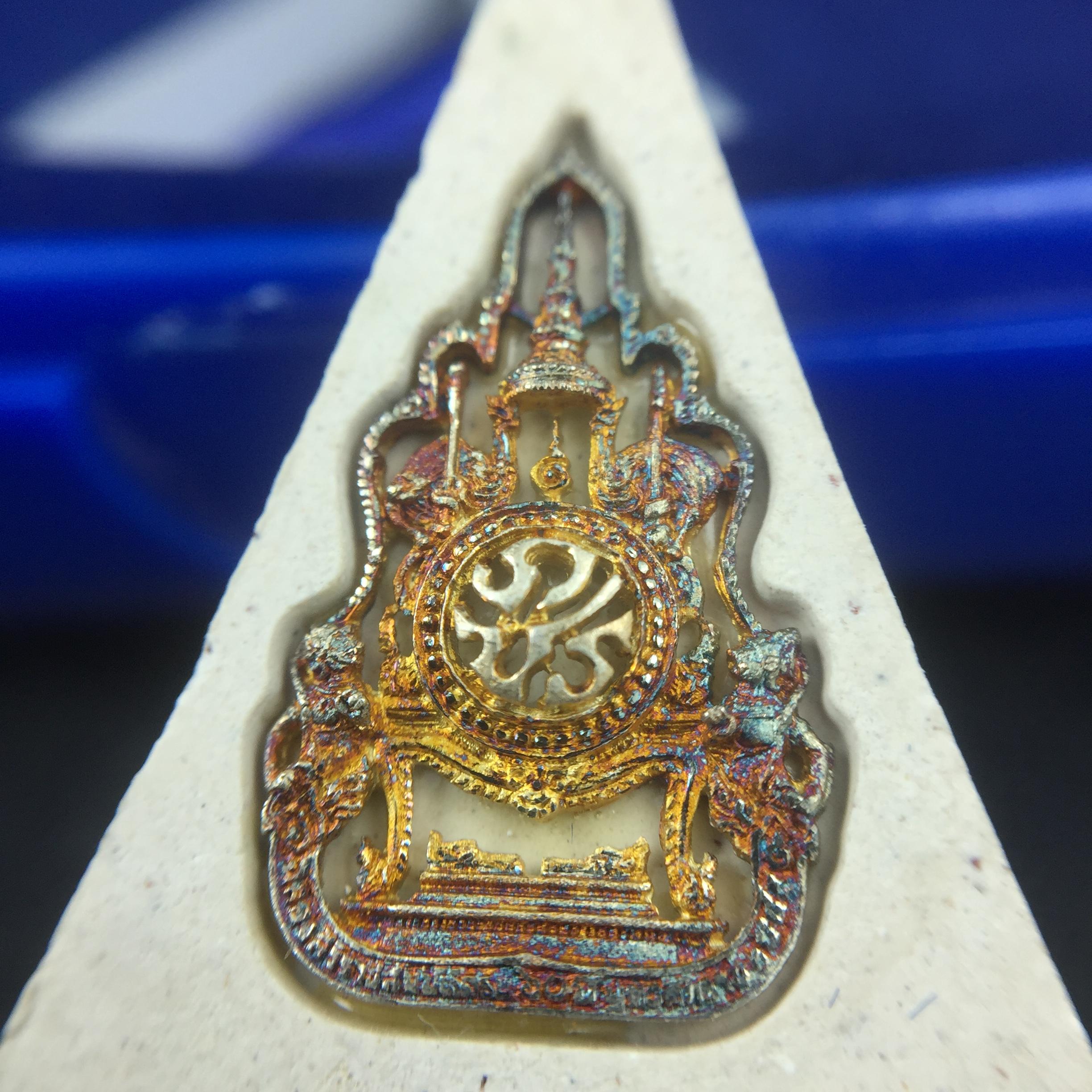 พระแก้วมรกต(จำลอง)ทรงเครื่องฤดูร้อน พระผงบูชา ด้านหน้าปิดทอง ด้านหลังตราสัญลักษณ์ฉลองสิริราชสมบัติครบ 60ปี เนื้อเงินขึ้นสีรุ้งธรรมชาติสร้างสรรค์งดงาม(รุ่นนี้ได้พระราชทานเส้นพระเจ้า(เส้นผม)รัชกาลที่9ในการจัดสร้าง)