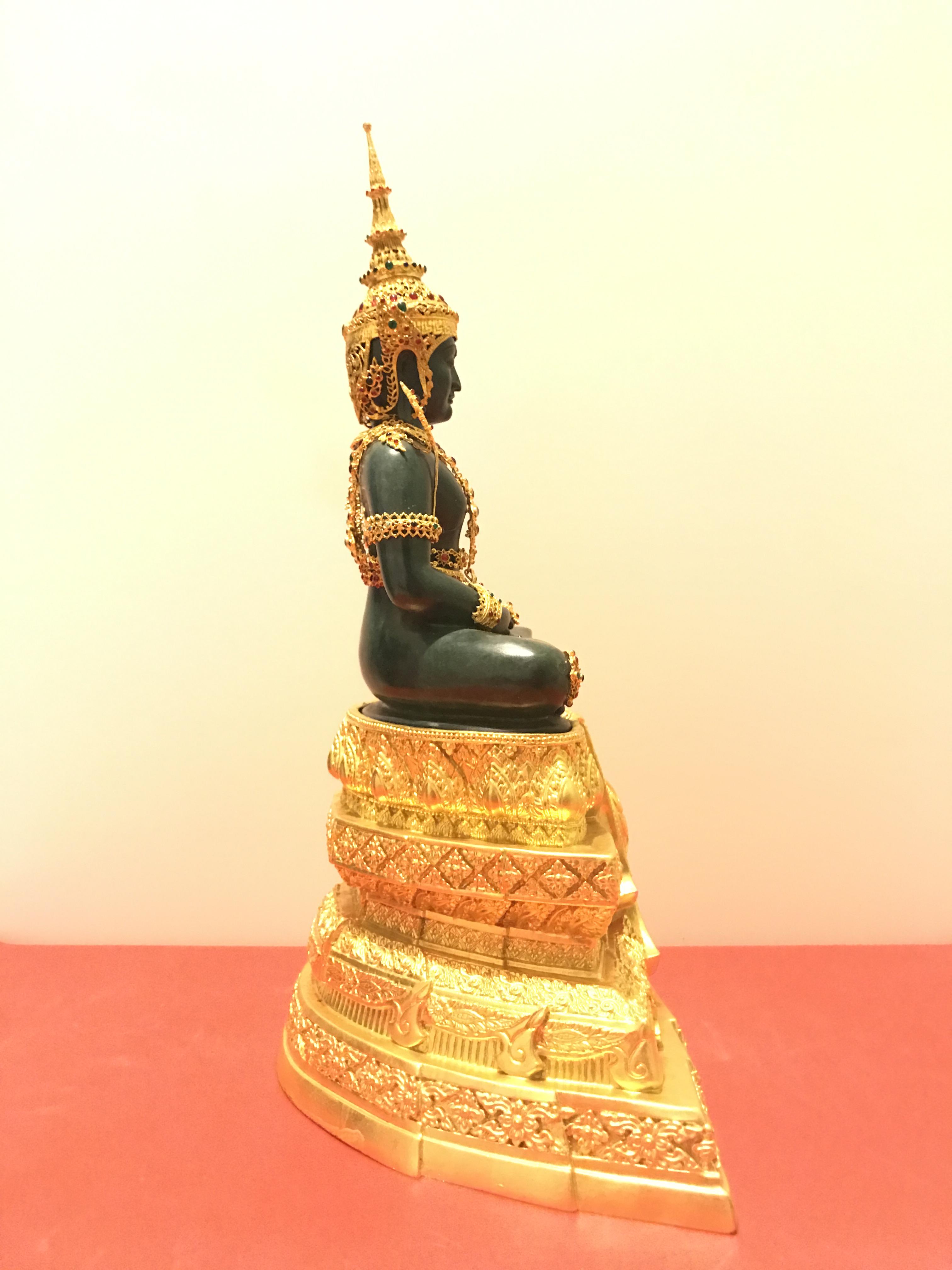 พระพุทธมหามณีรัตนปฏิมากร จำลอง (พระแก้วมรกต) ขนาดบูชาหน้าตัก 5 นิ้ว ตราสัญลักษณ์ ภ.ป.ร. รุ่นแรก ปี2547 เนื้อนวโลหะเคลือบสีเขียว(เครื่องทรงนวโลหะชุบทองไมครอน)