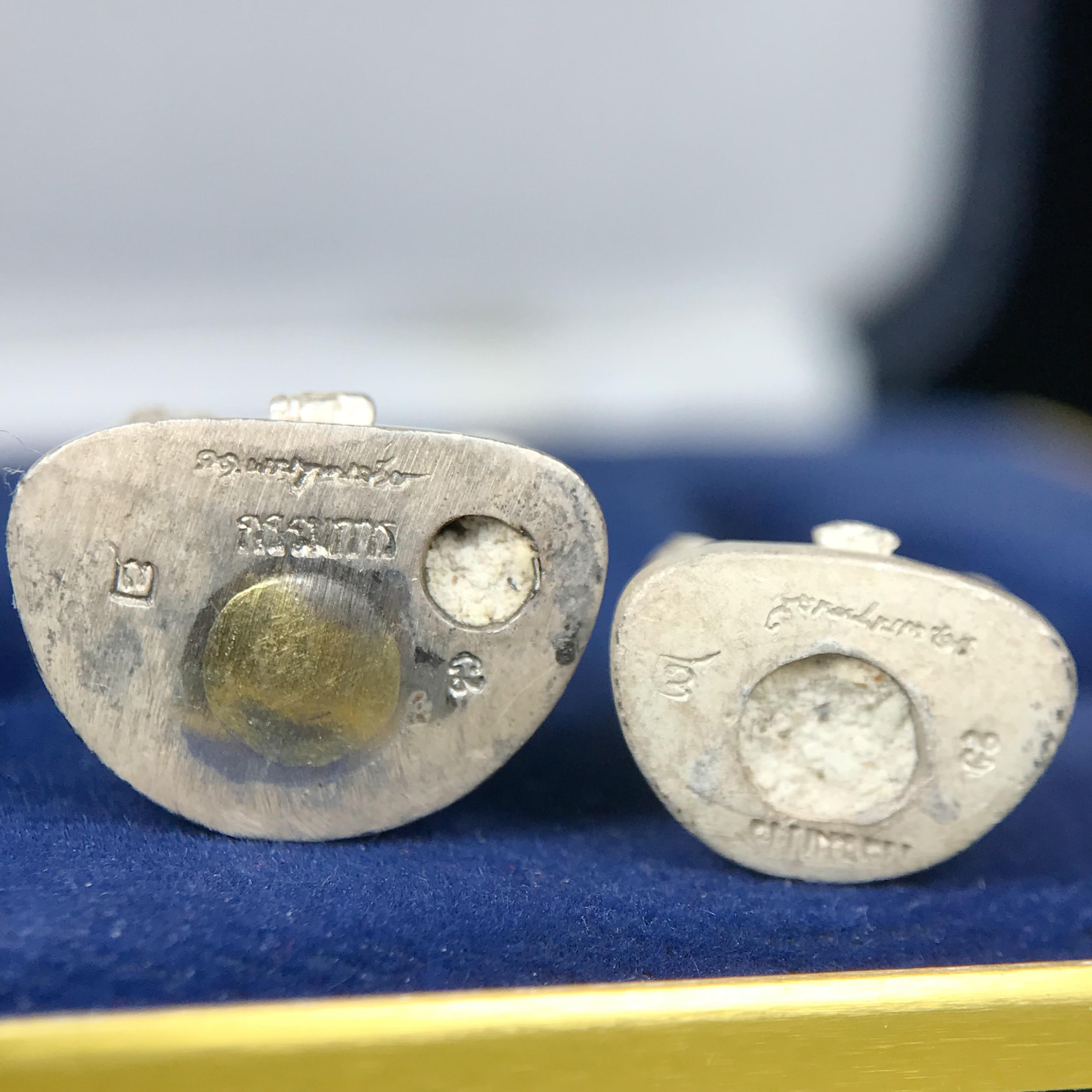 พระกริ่ง-พระชัยวัฒน์ ไพรีพินาศ ญสส.รุ่น นวฤทธิ์โภคทรัพย์ ปี 2544 อุดผงพุทธคุณ บรรจุมวลสารจิตรลดา และเส้นพระเกศาของสมเด็จพระญาณสังวร พระสังฆราชฯ พร้อมกล่องบรรจุเดิม เนื้อเงิน ก้นทองคำ(พิมพ์กรรมการ)ชุดหมายเลข ๒(1ใน 89 ชุด) หายากพบเจอน้อยมาก