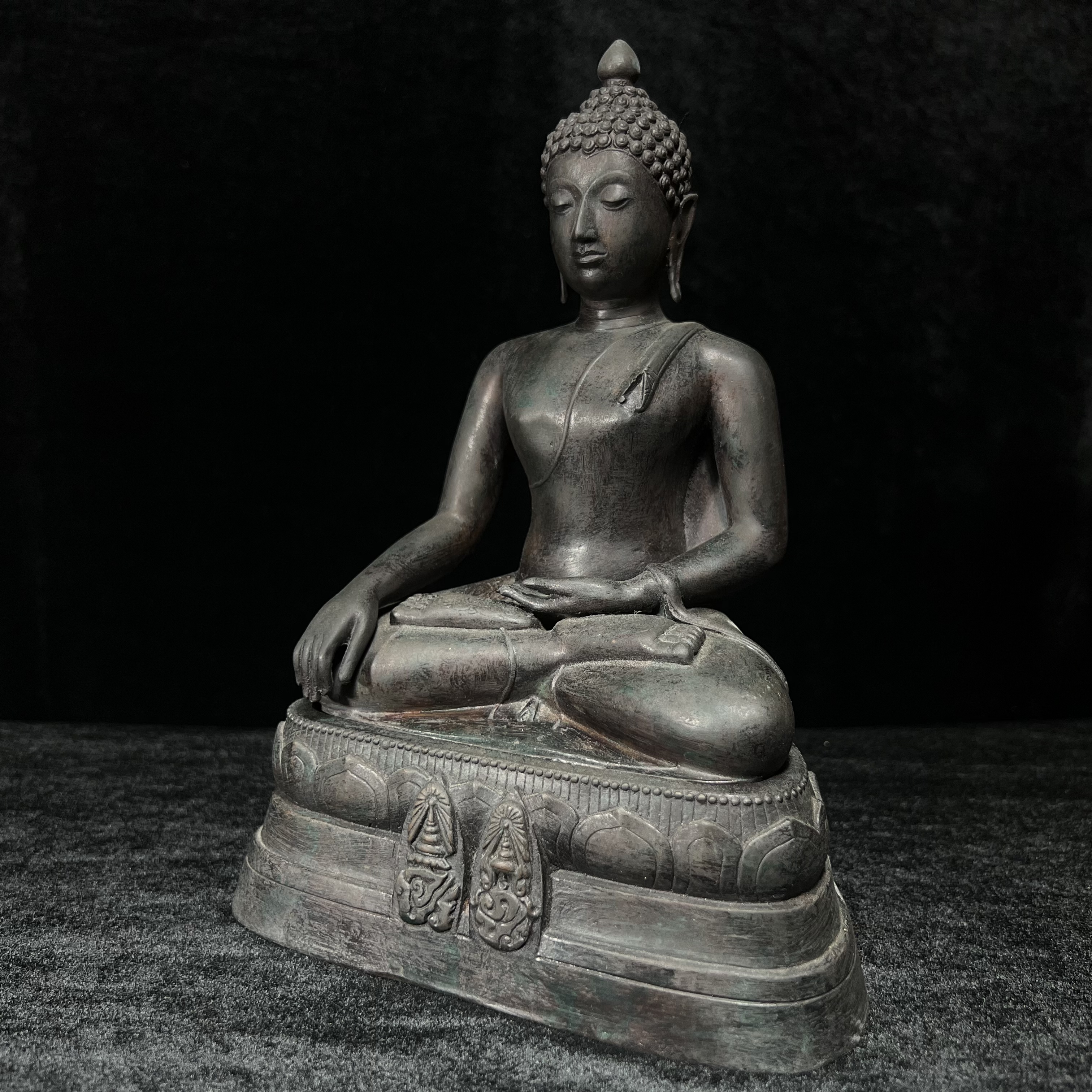 พระพุทธนรสีห์ จปร.+ภปร. ครบรอบ 100 ปี ธนาคารไทยพาณิชย์ ปี 2550 พระบูชาหน้าตัก 5 นิ้ว 2 ถอด(พร้อมตลับพระธาตุ) สมเด็จพระเทพรัตนราชสุดาฯ เสด็จเป็นองค์ประธานในพิธีเททอง(พุทธศิลป์งดงาม)ด้านหน้าฐานประดับด้วยตราสัญลักษณ์พระปรมาภิไธยย่อ