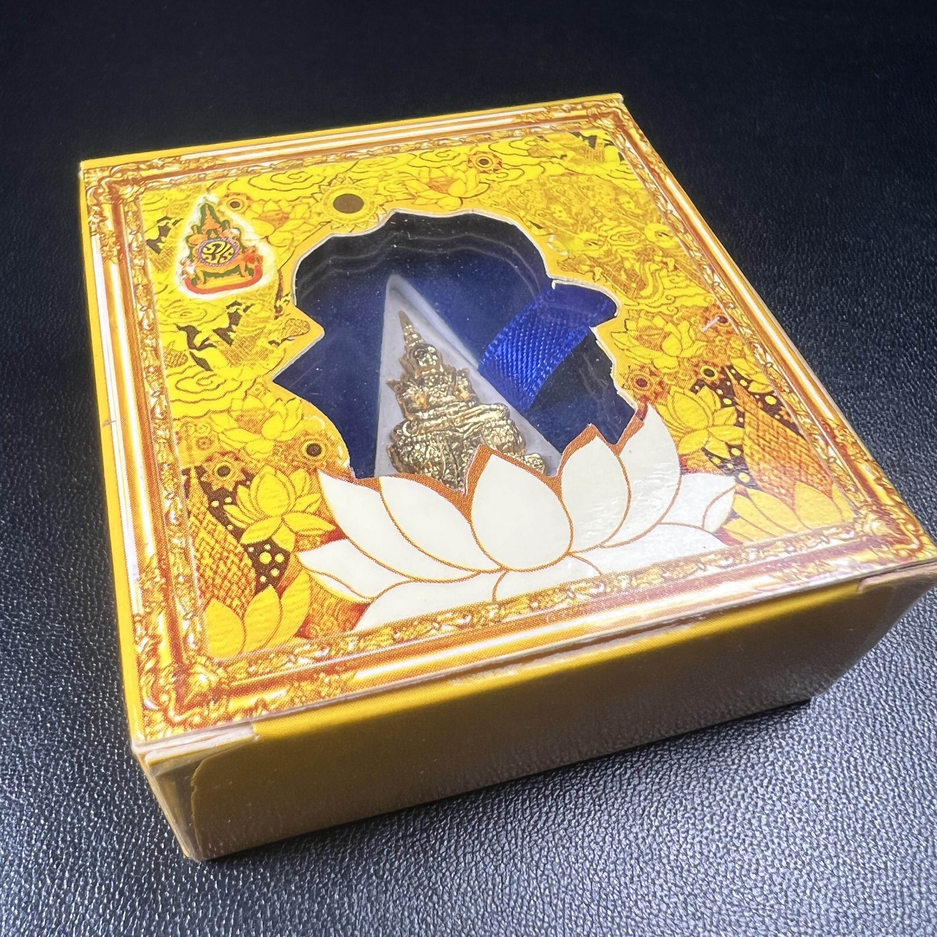 พระแก้วมรกต(จำลอง)ทรงเครื่องฤดูร้อน พระผงบูชา ด้านหน้าปิดทอง ด้านหลังตราฉลองสิริราชสมบัติครบ 60ปี เนื้อเงินขึ้นสีรุ้งธรรมชาติสร้างสรรค์งดงาม(รุ่นนี้ได้พระราชทานเส้นพระเจ้า(เส้นผม)รัชกาลที่9ในการจัดสร้าง)***องค์นี้พิเศษมองเห็นเส้นผมติดอยู่ด้านหลังชัดเจน***