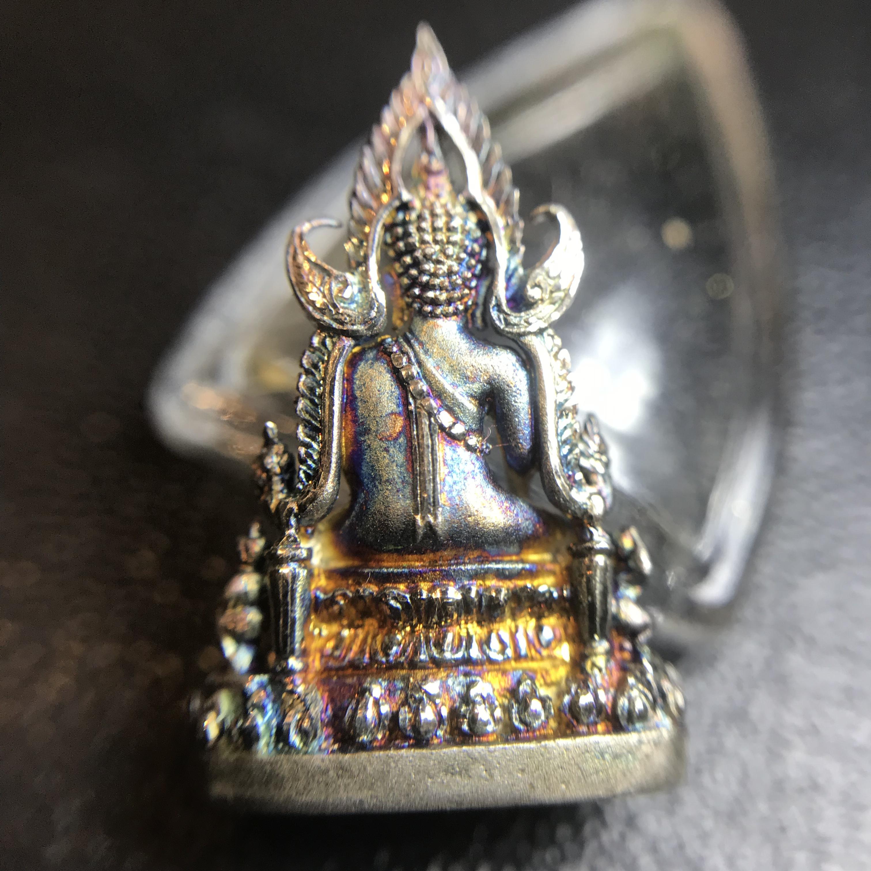 พระพุทธชินราช(จำลอง) ภปร 84 พรรษา เนื้อเงินชุบทองคำขาว พิมพ์เล็กขนาดหน้าตัก 1/4 นิ้ว สภาพผิวเดิมขึ้นผิวรุ้งสวยงาม