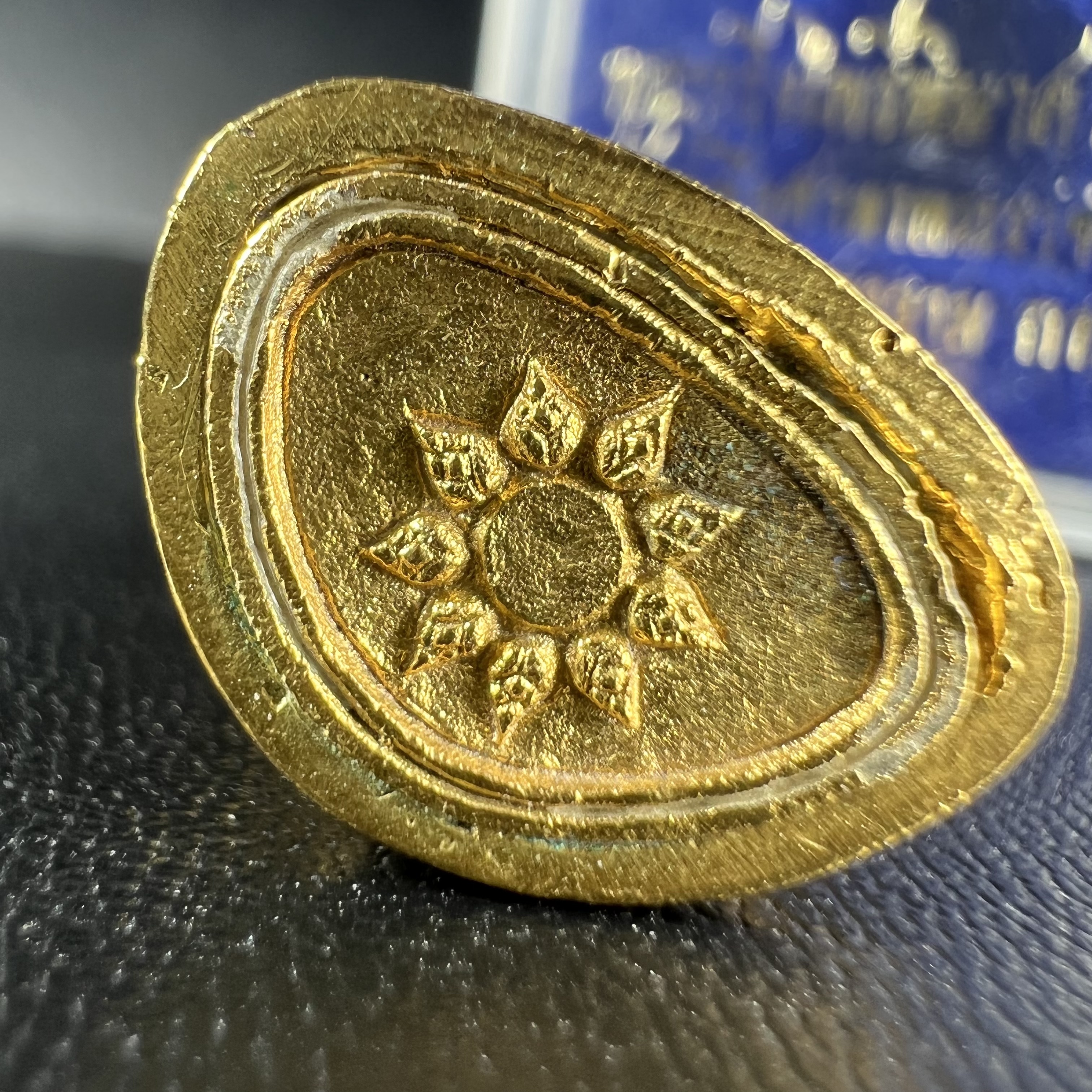 พระกริ่งไพรีพินาศ ภปร. รุ่นแรกของประเทศไทย วัดปทุมวนาราม ปี2535 เนื้อเงิน ทำผิวกะไหล่ทองสวยดุจทองคำ งดงามกล่องครบ (ในหลวงรัชกาลที่9เสด็จเททอง)(1ใน3000องค์)