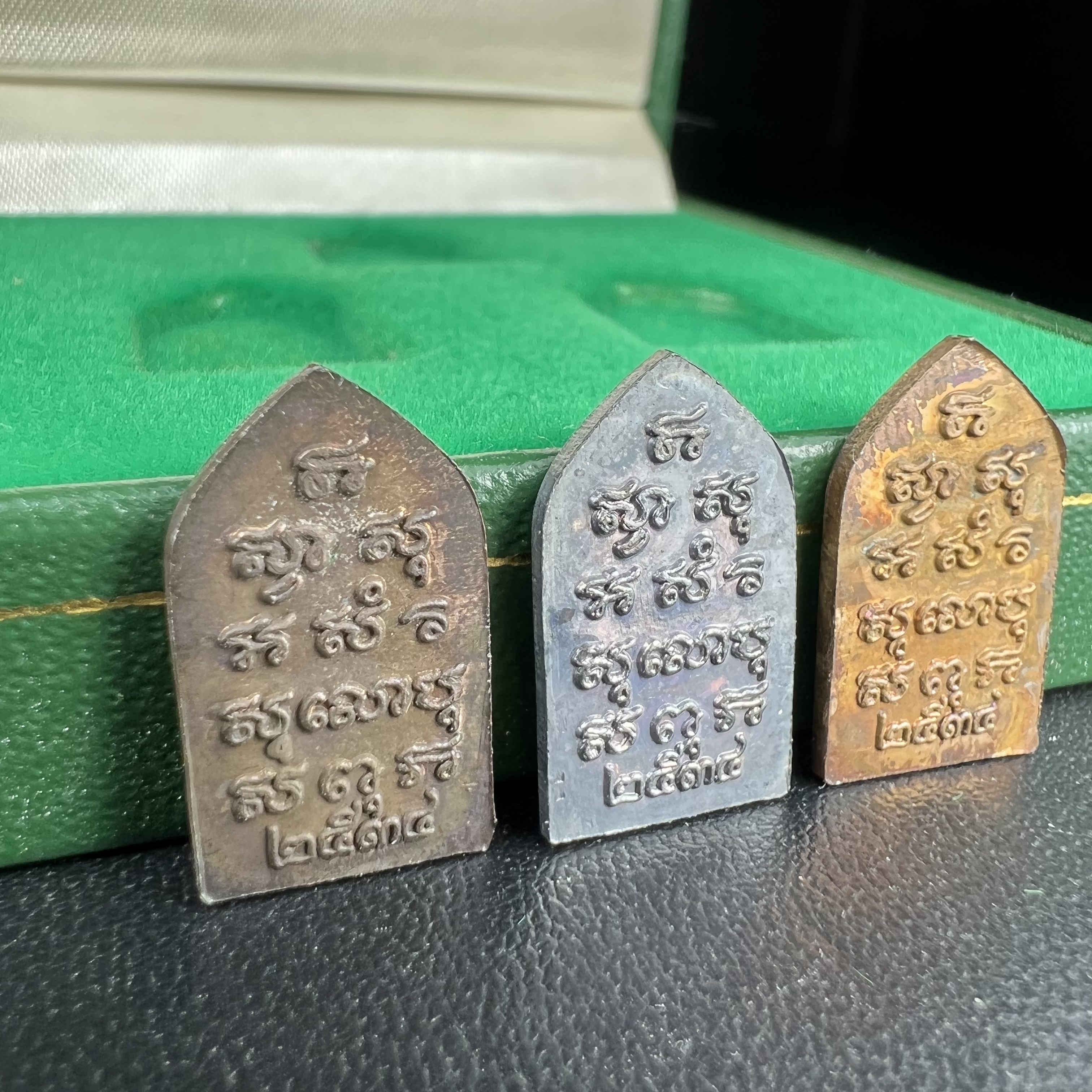 เหรียญพระไพรีพินาศ วัดบวรนิเวศราชวรวิหาร ปี2534 พิมพ์ห้าเหลี่ยม(เนื้อนวโลหะ-เนื้อเงิน-เนื้อทองแดง)(พระชุดหลักสายสมเด็จพระญาณสังวร สมเด็จพระสังฆราชองค์ที่19) (หายากสภาพสวยกล่องเดิมครบสมบูรณ์) 1ใน 700 ชุด