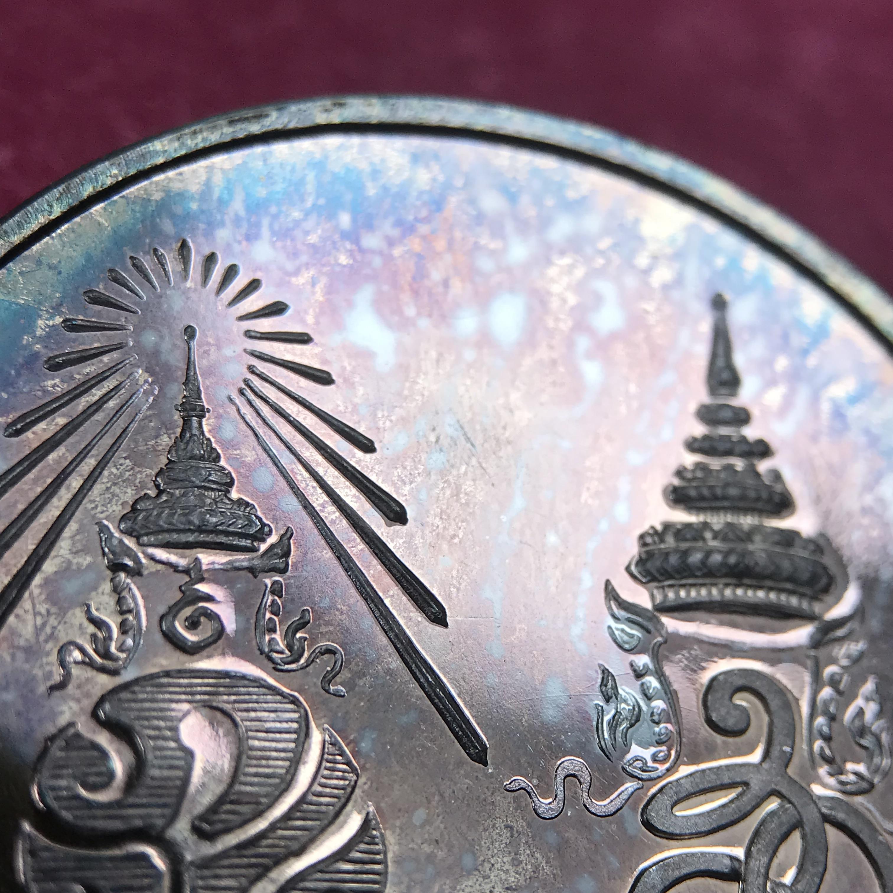 เหรียญรูปเหมือนพระราชสังวราภิมณฑ์(หลวงปู่โต๊ะ)ที่ระลึก ครบ 108 ปี วัดประดู่ฉิมพลี ปี 2538 ด้านหลังพระราชทานพระนามาภิไธยย่อ ภปร. และ สก. เนื้อเงินขัดเงา เหรียญกลมใหญ่ขนาด 3.5 ซม.สภาพสวยเดิมกล่องบรรจุเดิมครบสมบูรณ์และหายาก***สภาพผิวสวยเดิม ขึ้นรุ้งๆ สวยมาก*