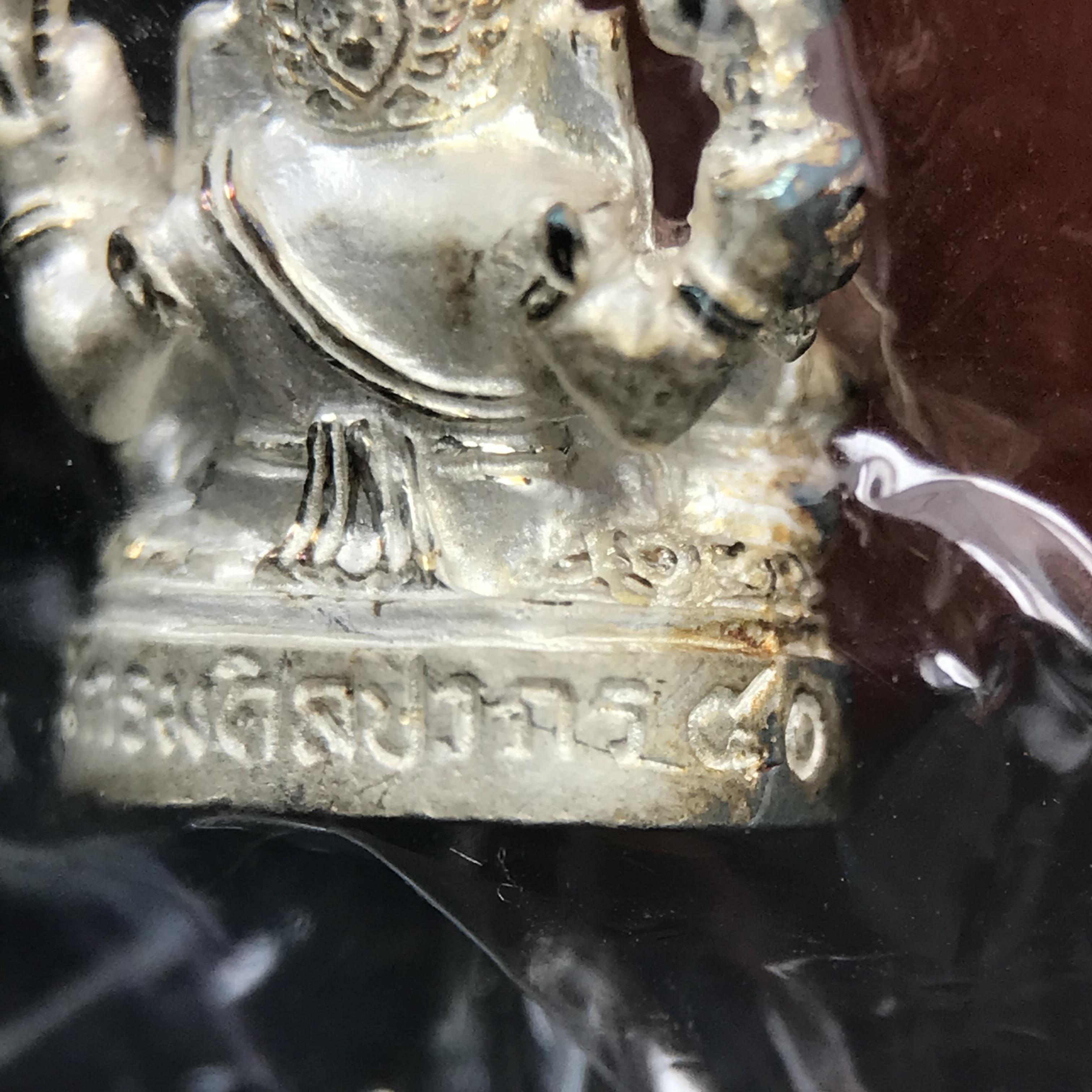 พระพิฆเนศ พิมพ์ลอยองค์ รุ่นแรก กรมศิลปากร ปี 2540 เนื้อเงิน ผิวเดิมติดรุ้งๆ(ซีนซองเดิมพร้อมกล่องไม้และกล่องกระดาษครบชุด)พิธีใหญ่ เข้มขลัง มวลสารศักดิ์สิทธิ์ (เทพเจ้าแห่งความสำเร็จและศิลปวิทยาการ)ยอดนิยมหายาก