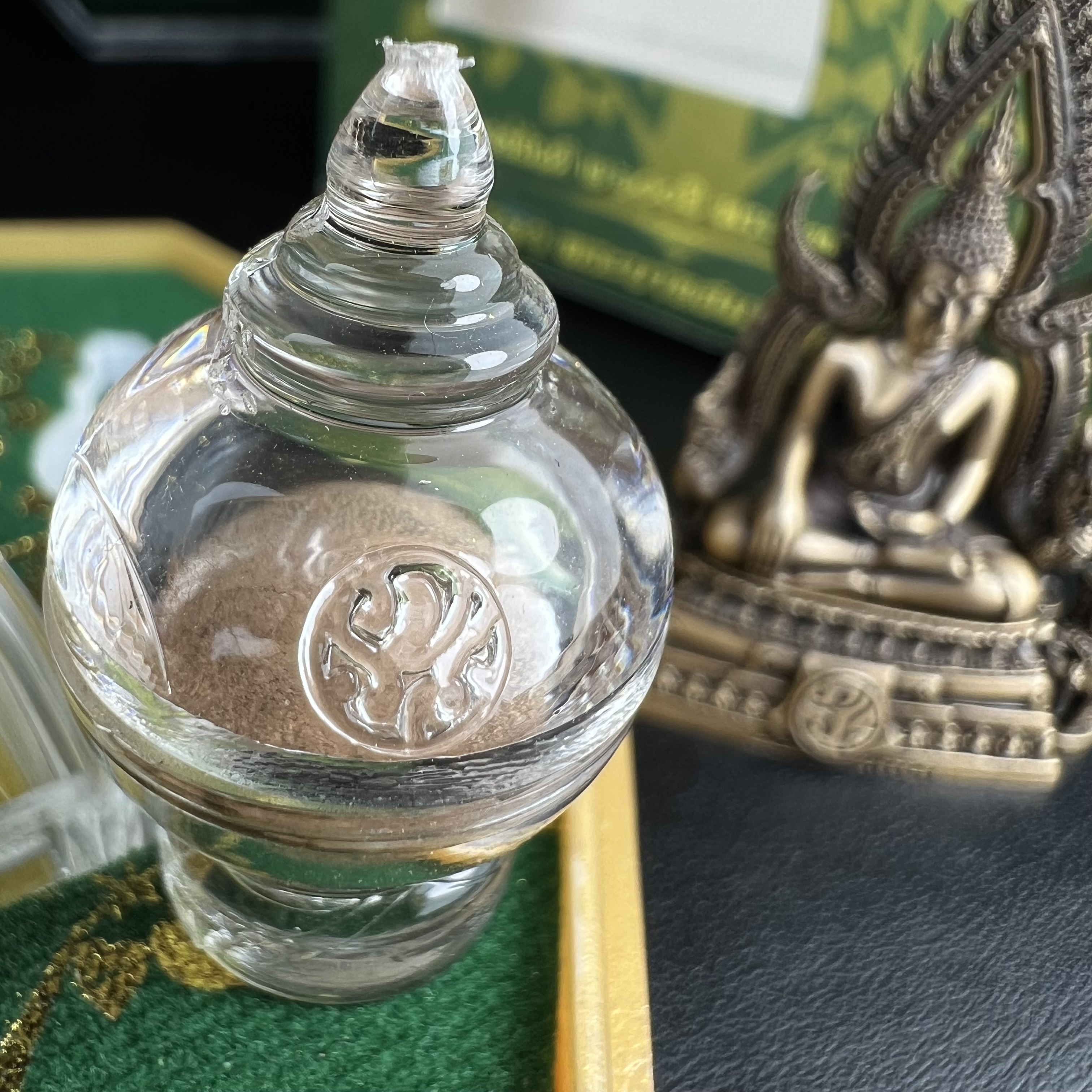 พระพุทธชินราช(จำลอง) ภปร. 84 พรรษา เนื้อบรอนซ์รมดำซาติน พิมพ์ใหญ่ขนาดหน้าตัก 3/4 นิ้ว (พระราชทานมวลสาร จิตรลดาและเส้นพระเจ้า(เส้นผม)รัชกาลที่9)พุทธศิลป์ทรงคุณค่าอีกหนึ่งรุ่นยอดนิยม(1ใน5000องค์)