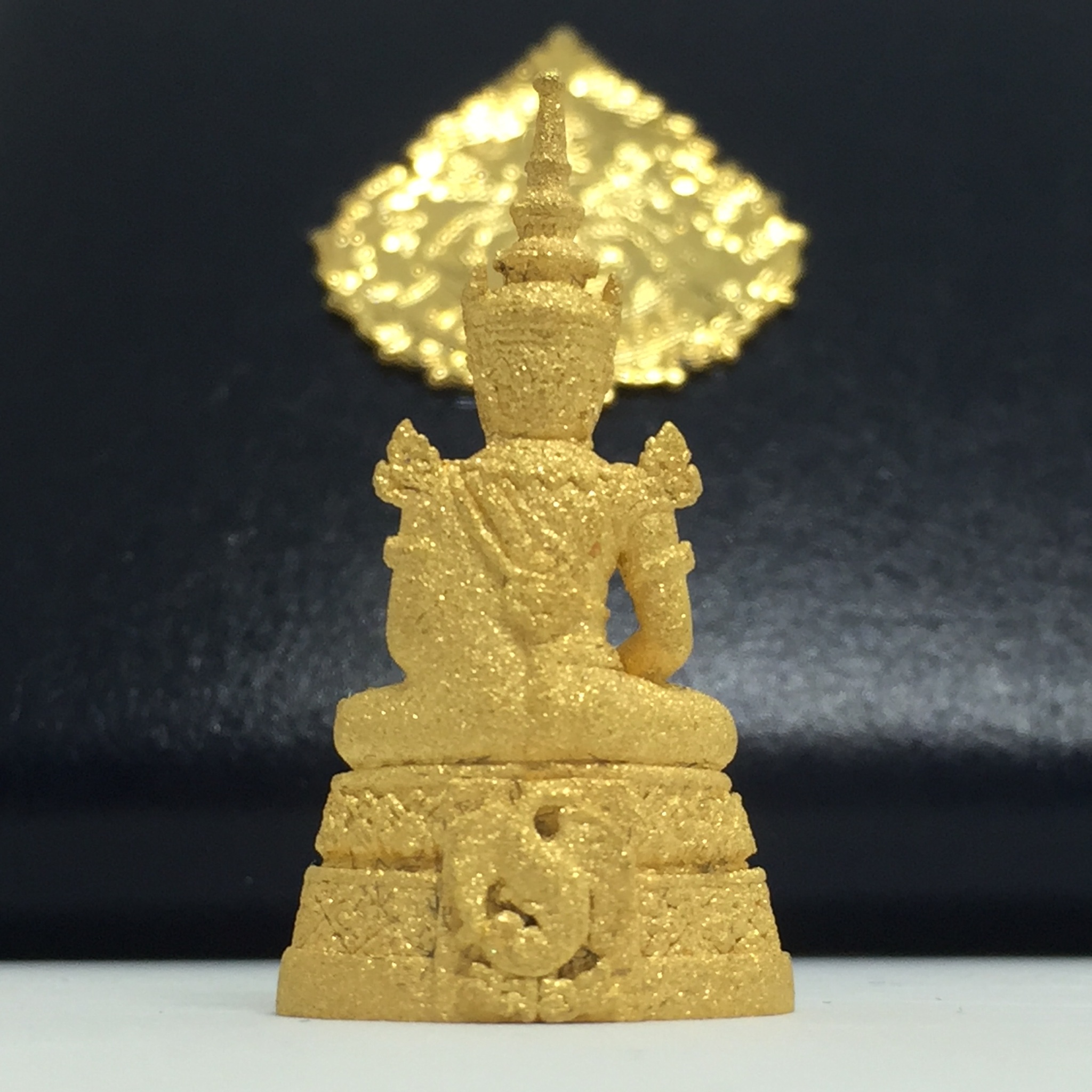 พระแก้วมรกต เนื้อทองคำพ่นทราย กรมสรรพสามิตจัดสร้างขึ้นเนื่องในโอกาสครบรอบ 64 ปีของกรมสรรพสามิต และเนื่องในวโรกาสที่พระบาทสมเด็จพระเจ้าอยู่หัวทรงครองราชย์ครบ 50 ปีในปีกาญจนาภิเษก เมื่อ พ.ศ.2539