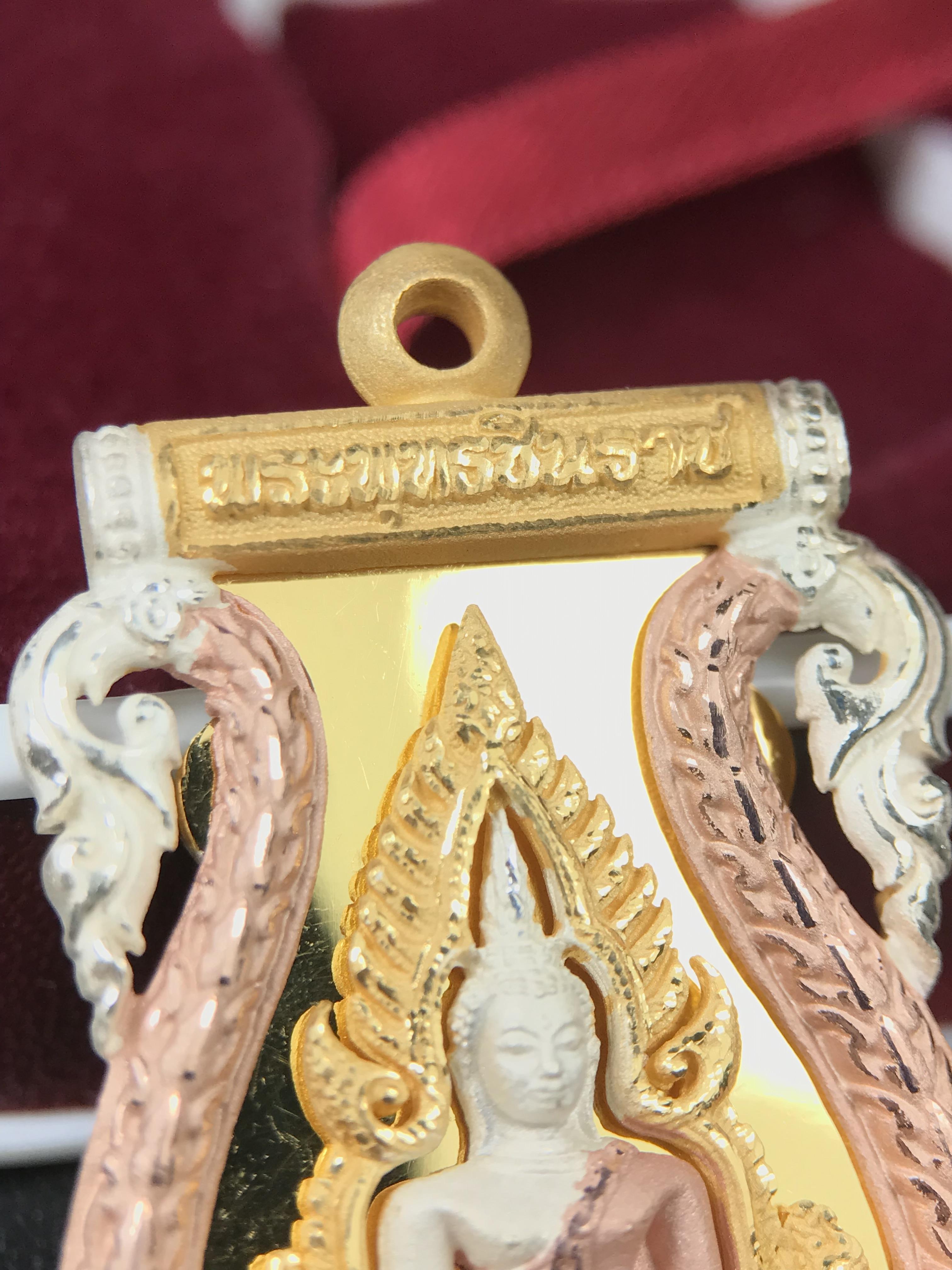 พระพุทธชินราช รุ่น ประวัติศาสตร์ มูลนิธิเพื่อตำรวจไทยจัดสร้าง ปี 2562 เนื้อเงินชุบสามกษัตริย์ขัดเงา พิมพ์เหรียญเสมาฉลุลาย พระพุทธชินราช อินโดจีน(ขนาดสูง 3.7ซม.(ไม่รวมห่วง))(สภาพสวยซีนซองเดิม กล่องบรรจุเดิมครบสมบูรณ์)(องค์หมายเลข 20)(1 ใน 999 เหรียญ)หายาก